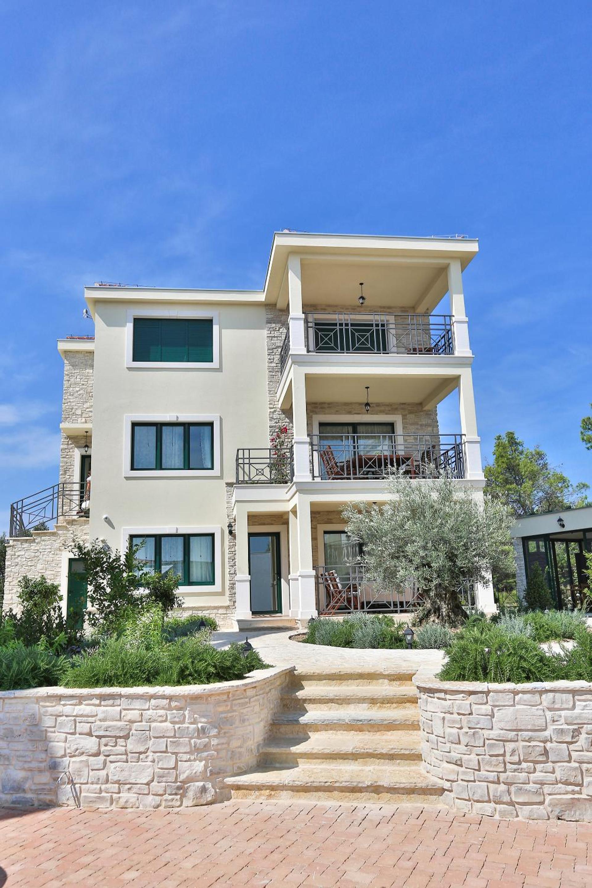 Six-Bedroom House photo 2