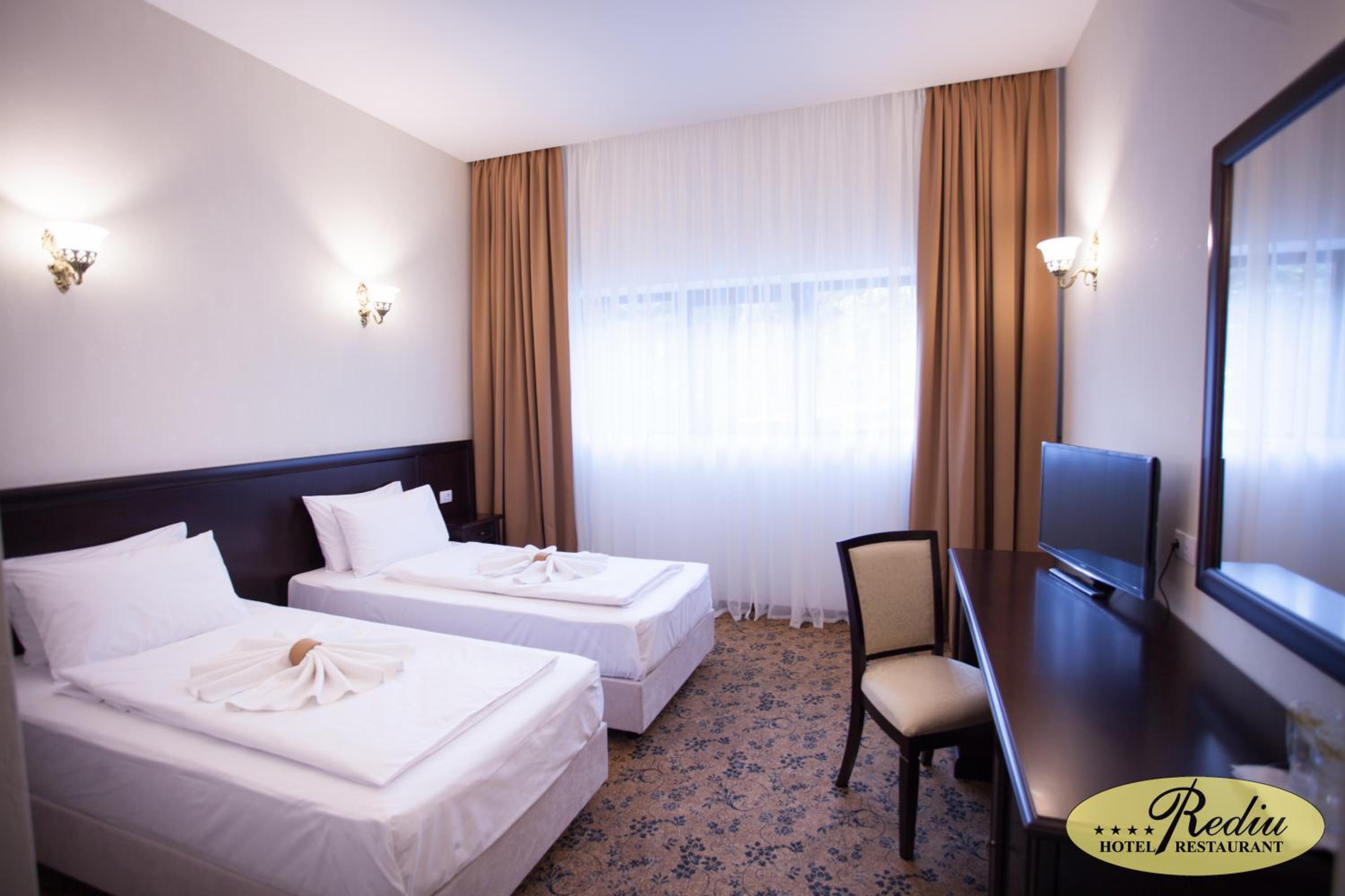 Deluxe Double or Twin Room - Photo 10