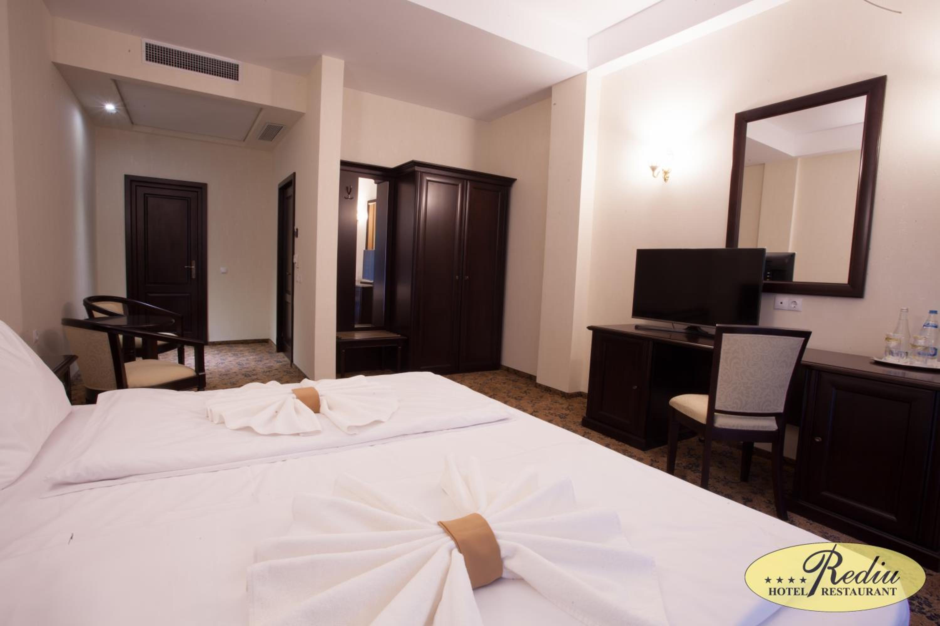 Deluxe Double or Twin Room - Photo 7