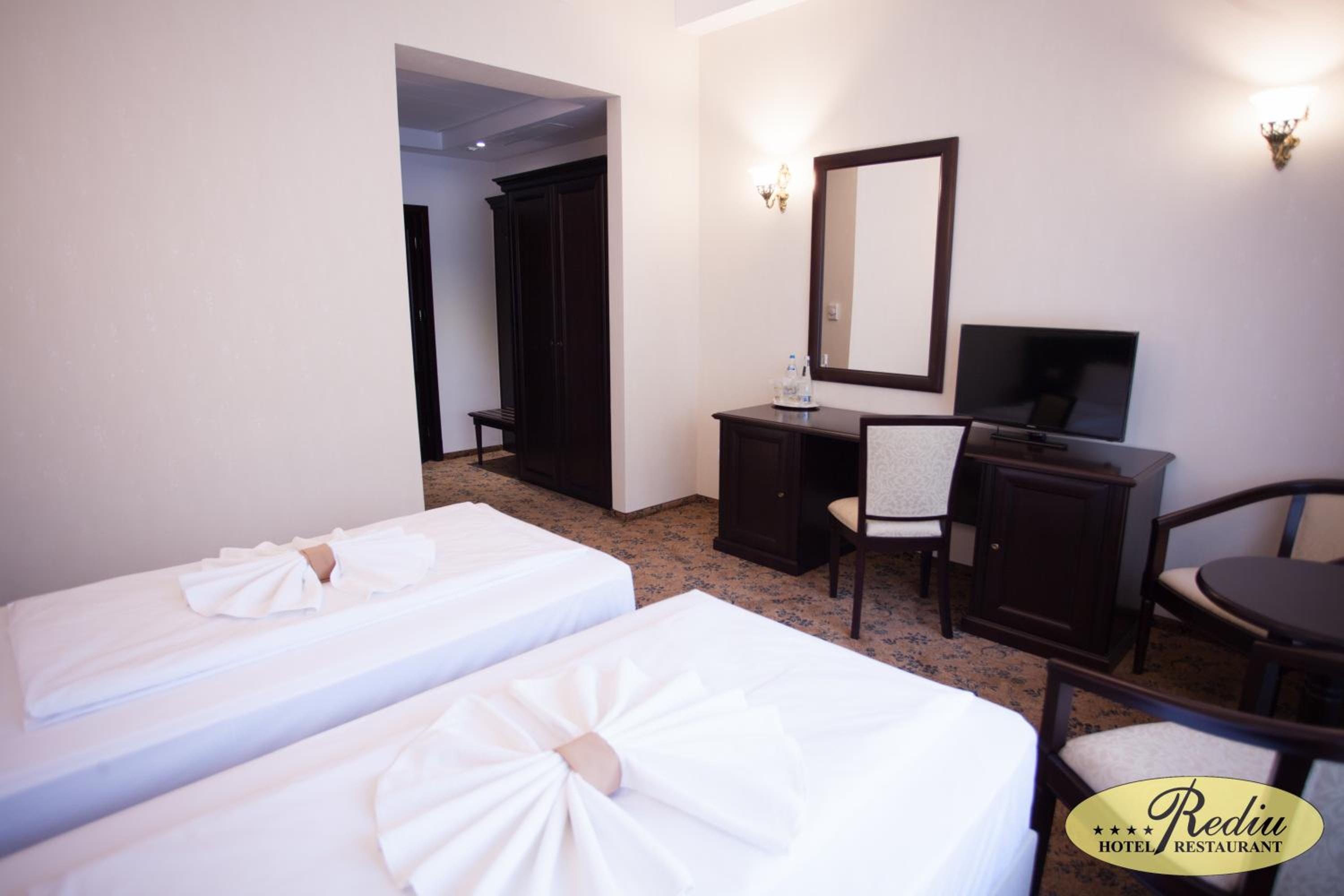Deluxe Double or Twin Room - Photo 6