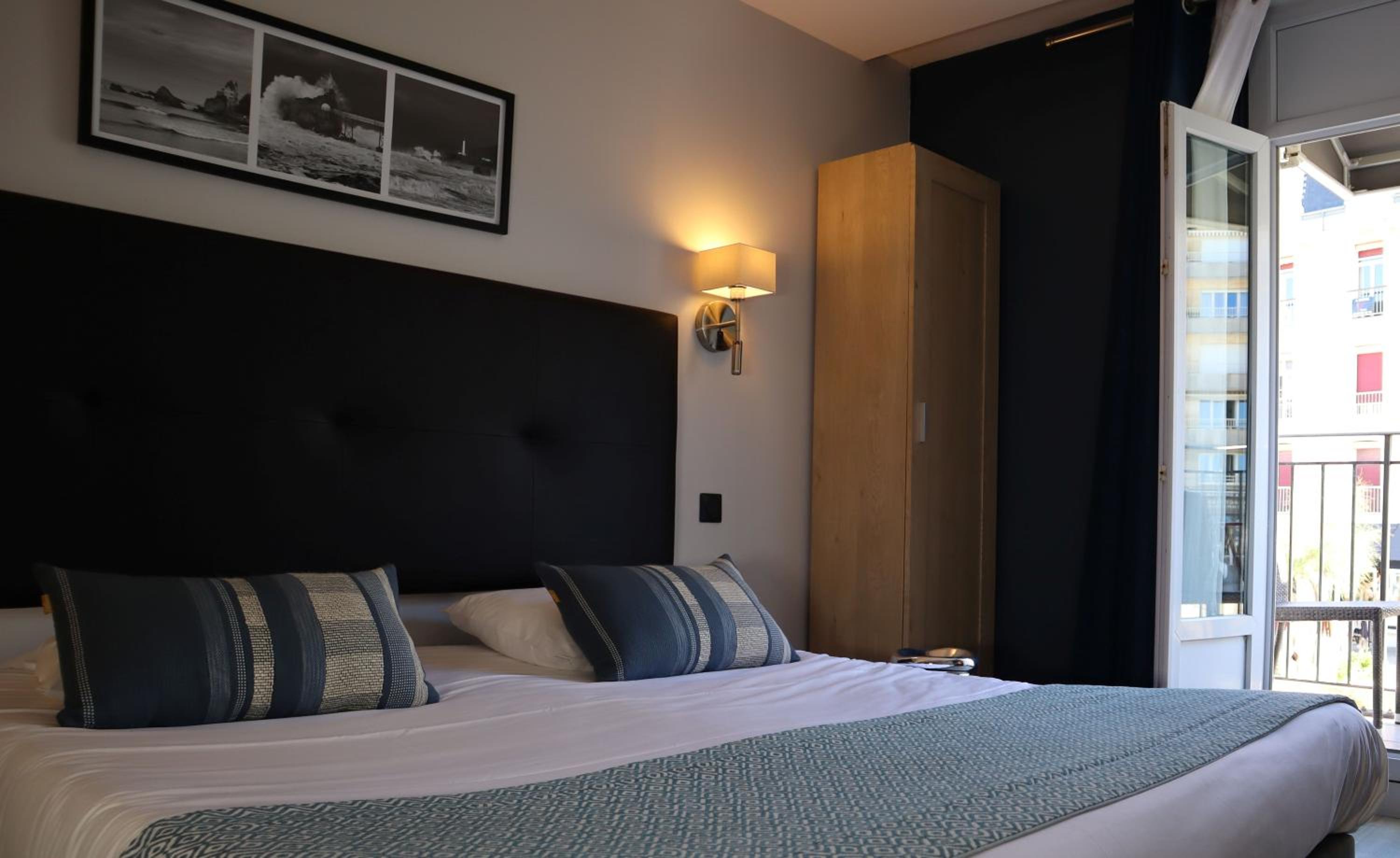 Double Room with Sea View - Photo 3