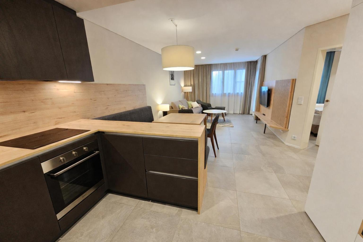 One-Bedroom Apartment with Balcony and Mountain View   photo 2