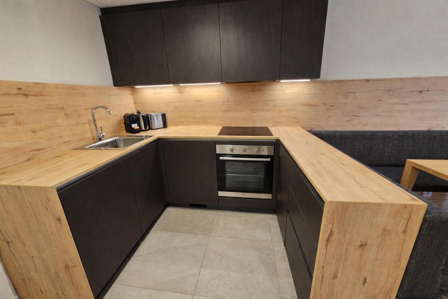 One-Bedroom Apartment with Balcony and Mountain View   photo 1