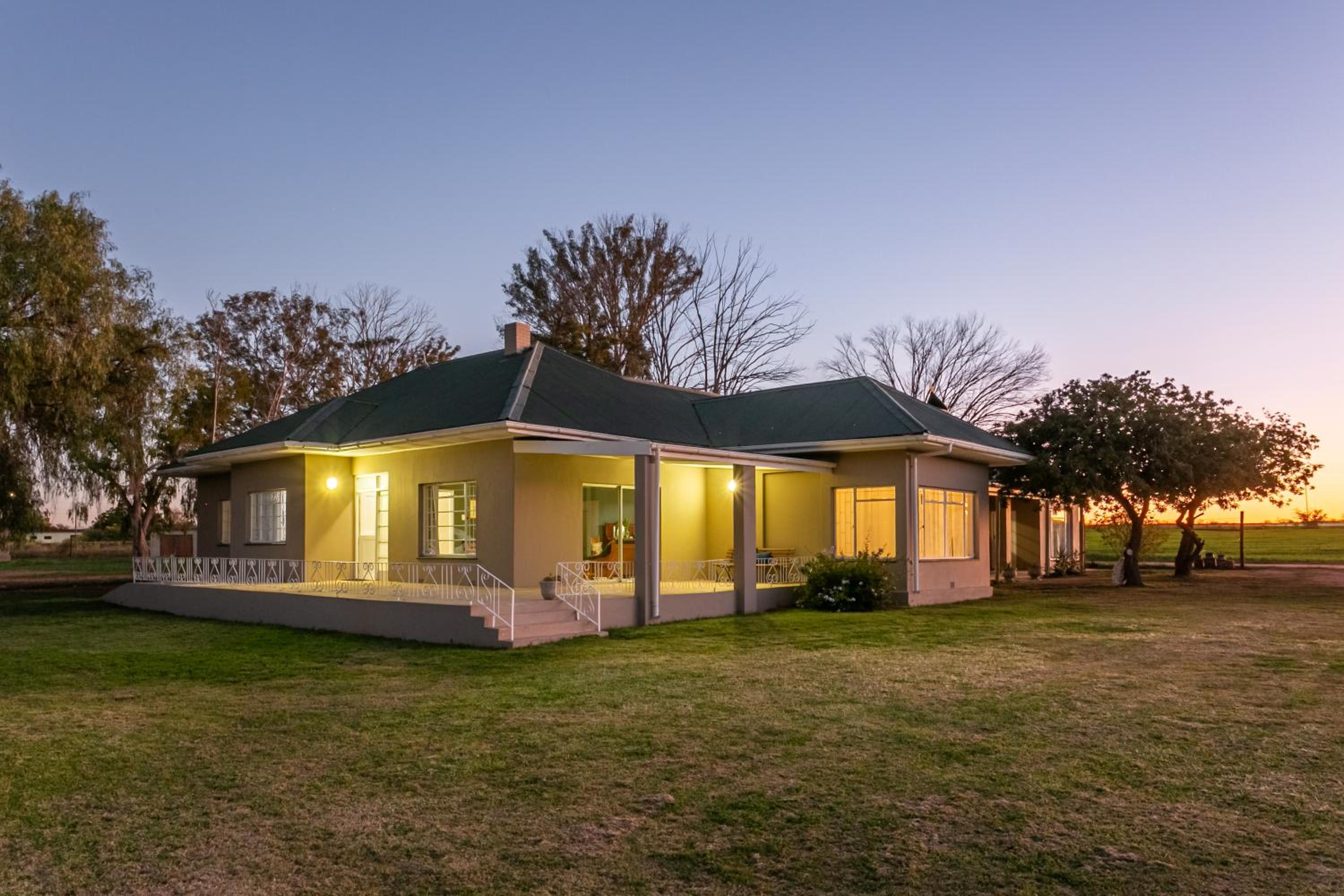 Five-Bedroom House photo 1
