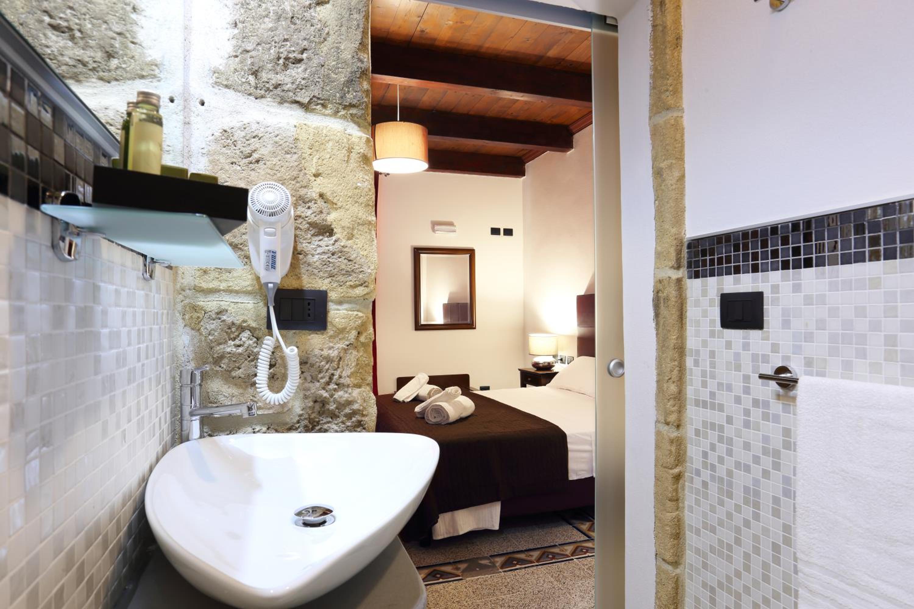 Deluxe Double or Twin Room photo 3