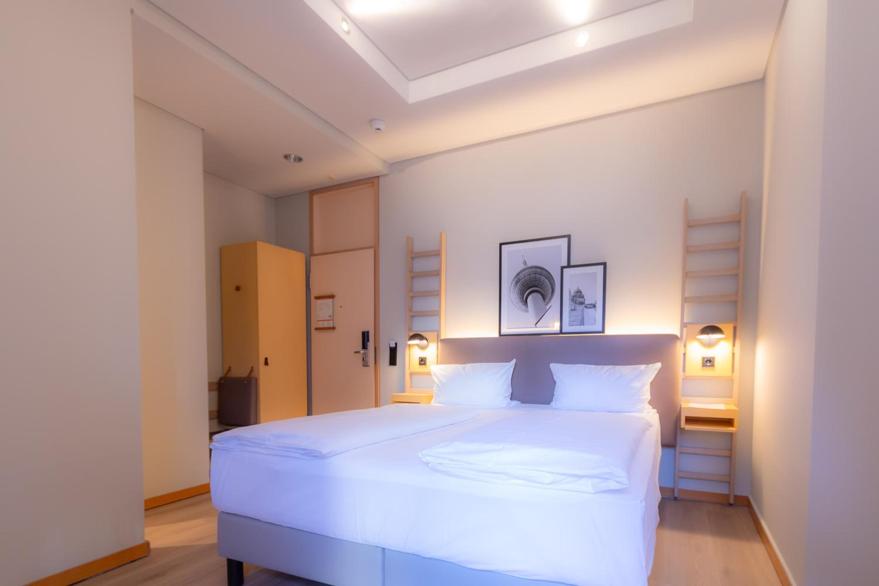 Superior Room - 1 King Bed photo 3