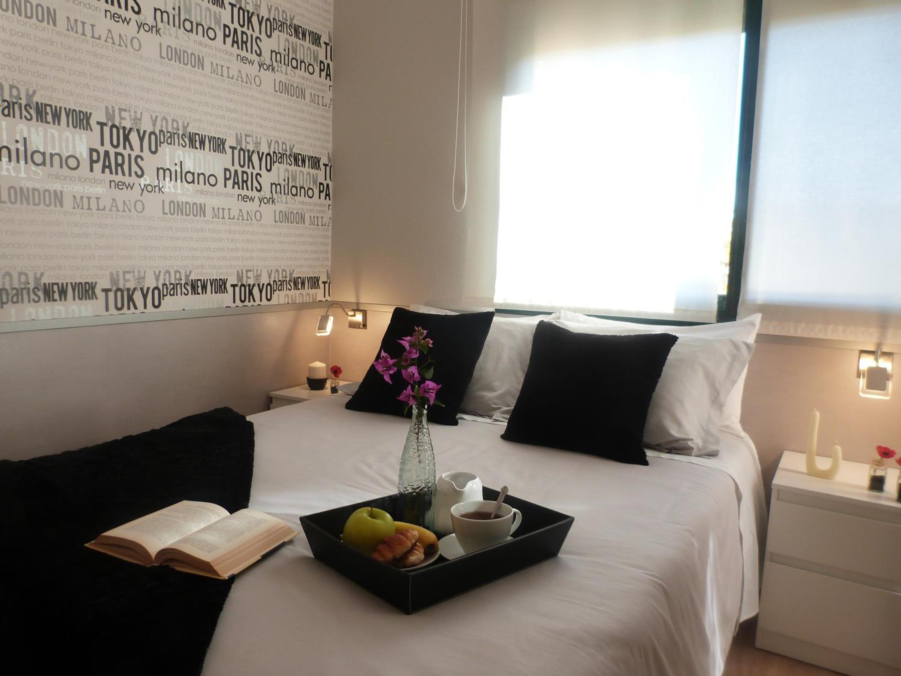 Queen Studio with Sofa Bed photo 2