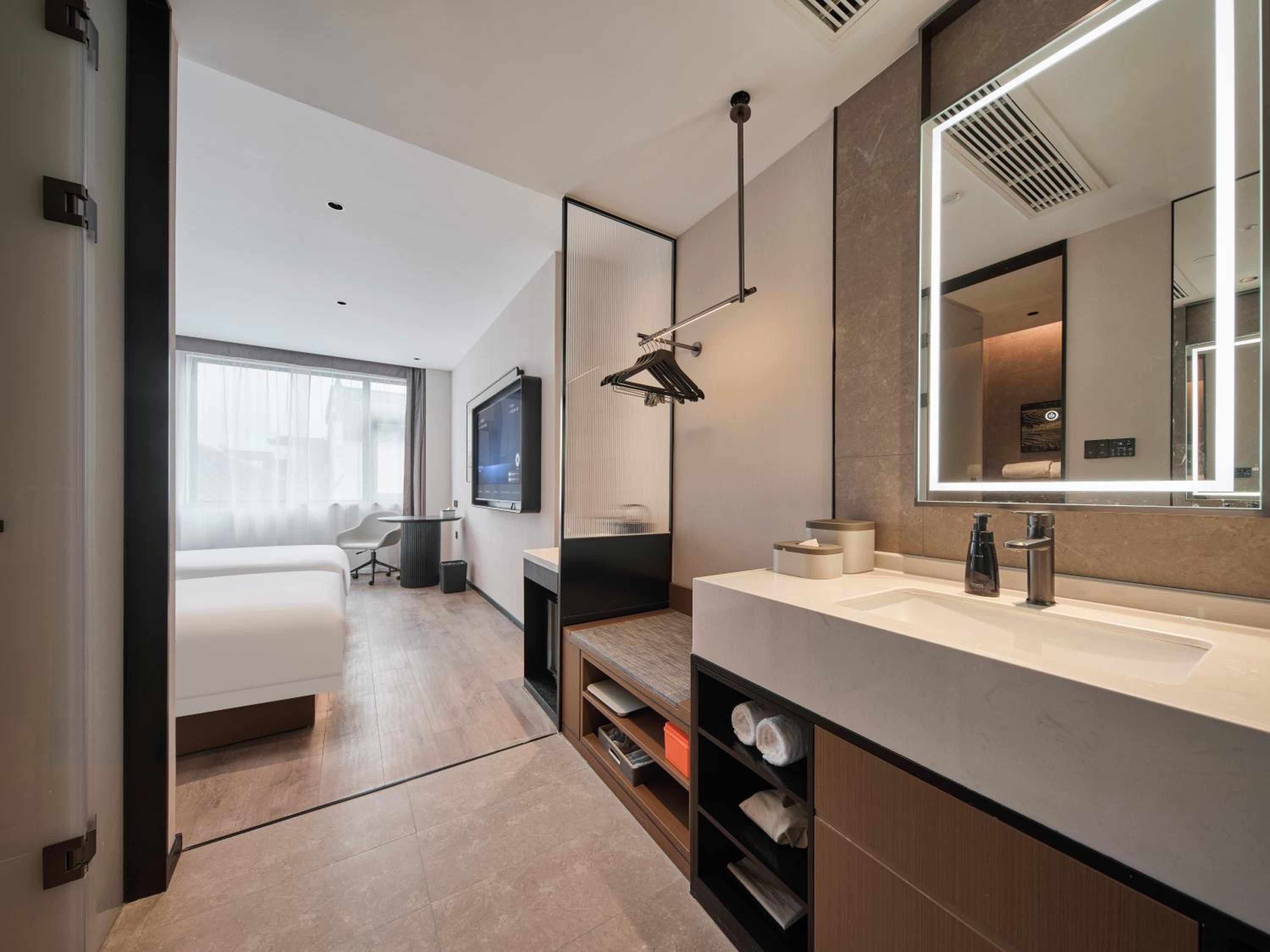 Premier Family Room with City View photo 3