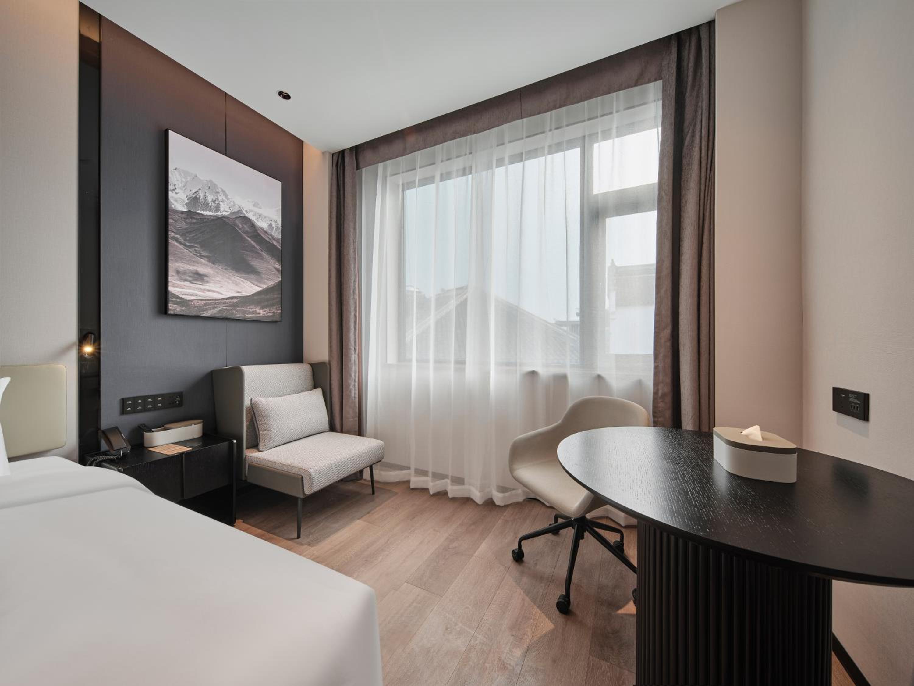Premier Family Room with City View photo 2