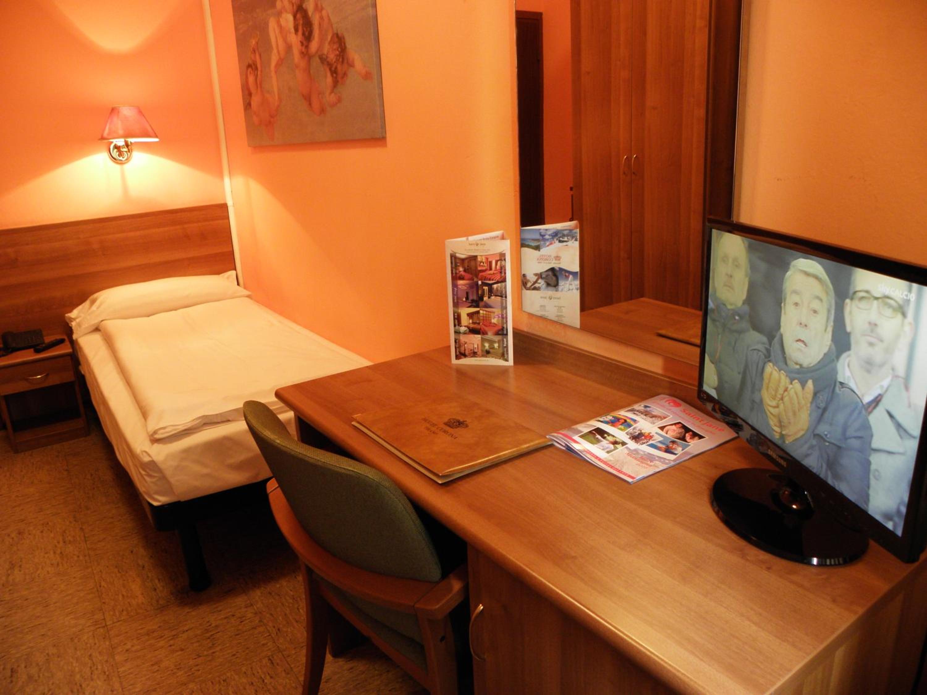 Single Room Economy photo 3