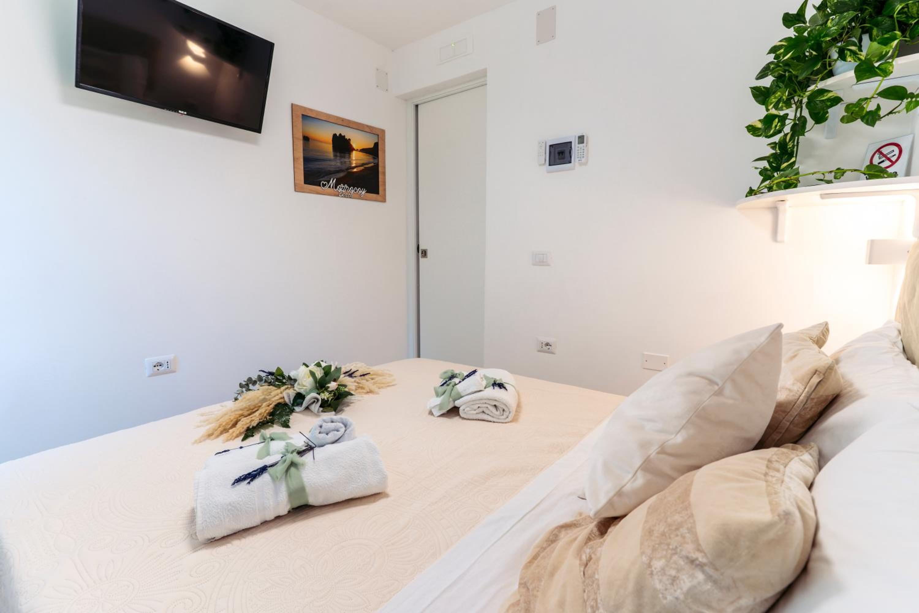Deluxe Double Room (2 Adults + 1 Child)