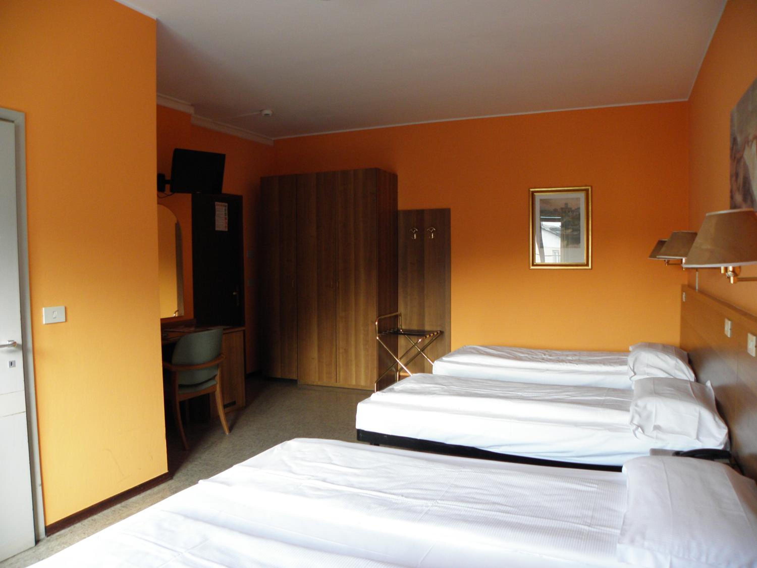 Quadruple room Economy photo 2