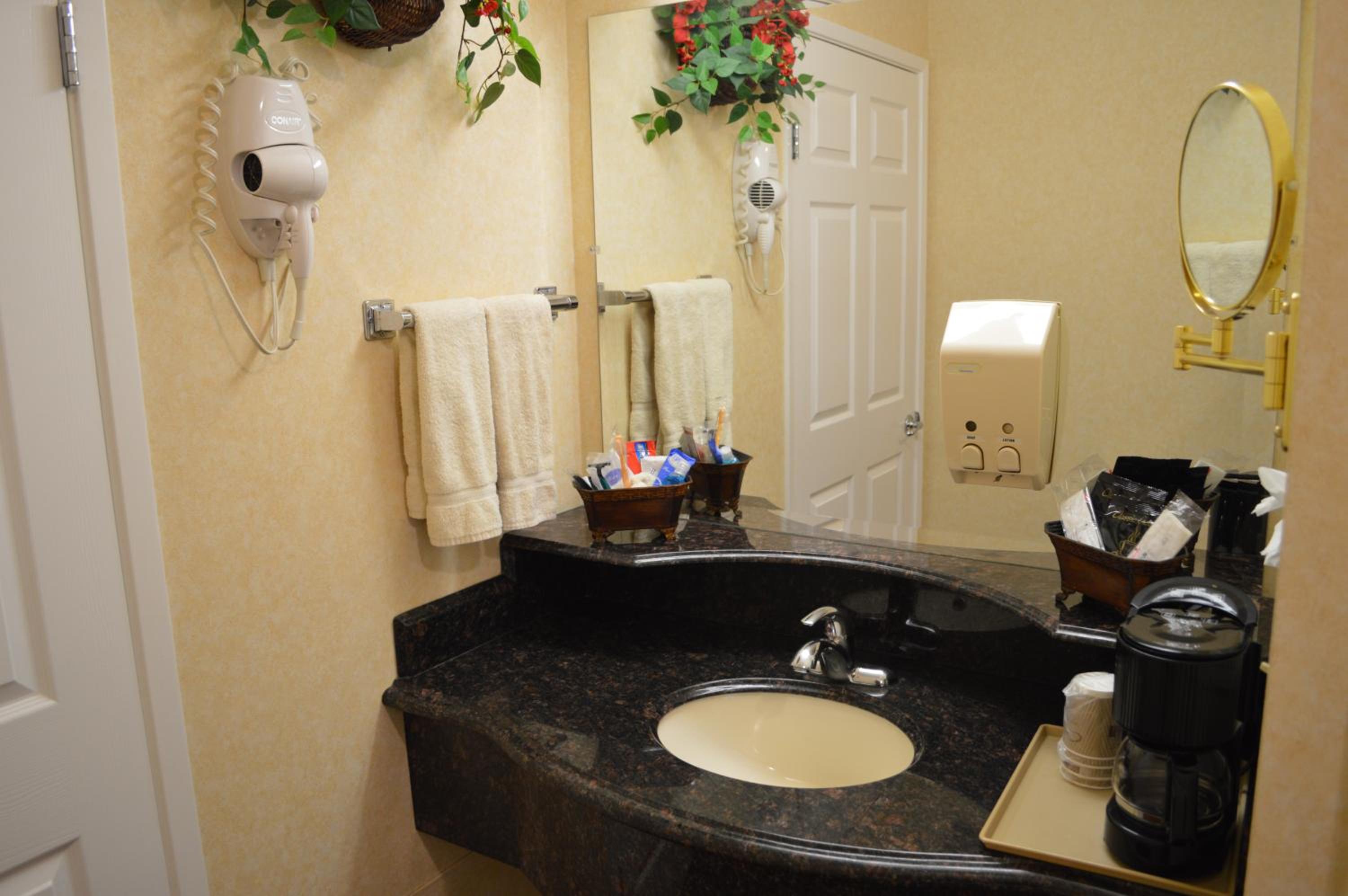 Executive Suite - Photo 2