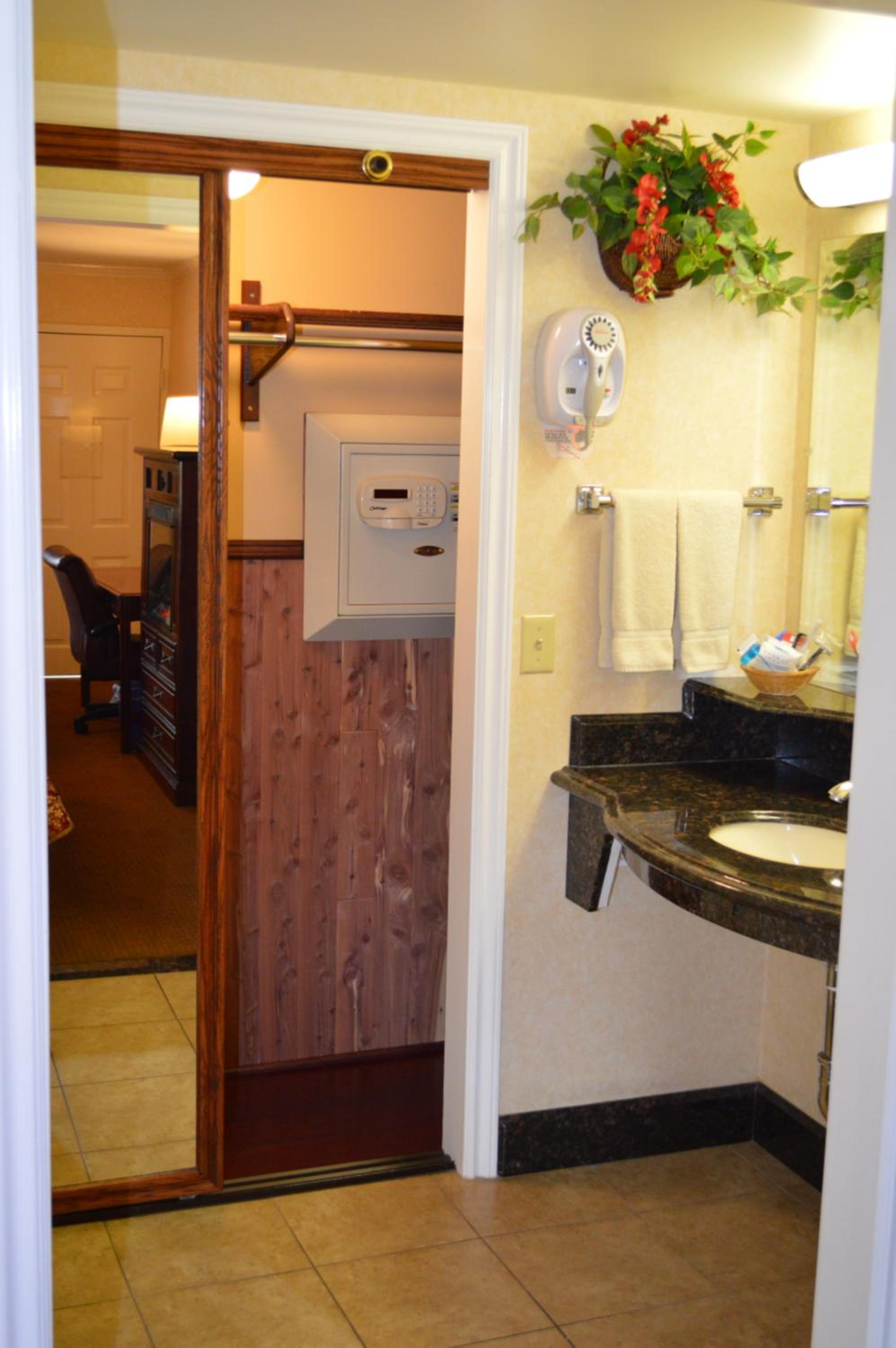 Deluxe King Room - Photo 2
