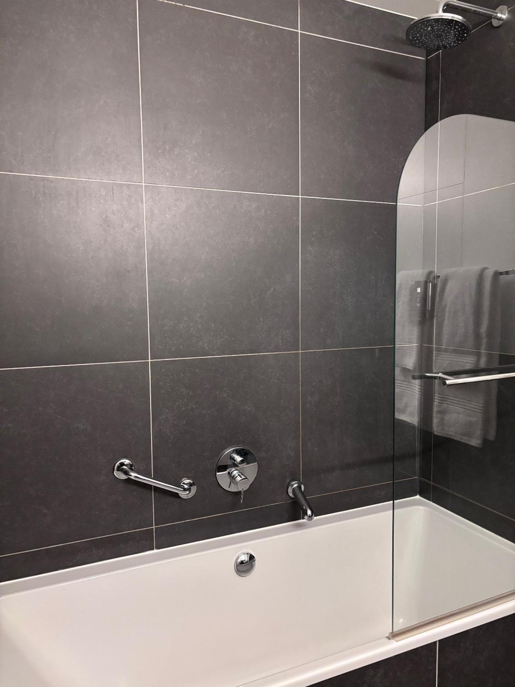 Suite - Photo 1