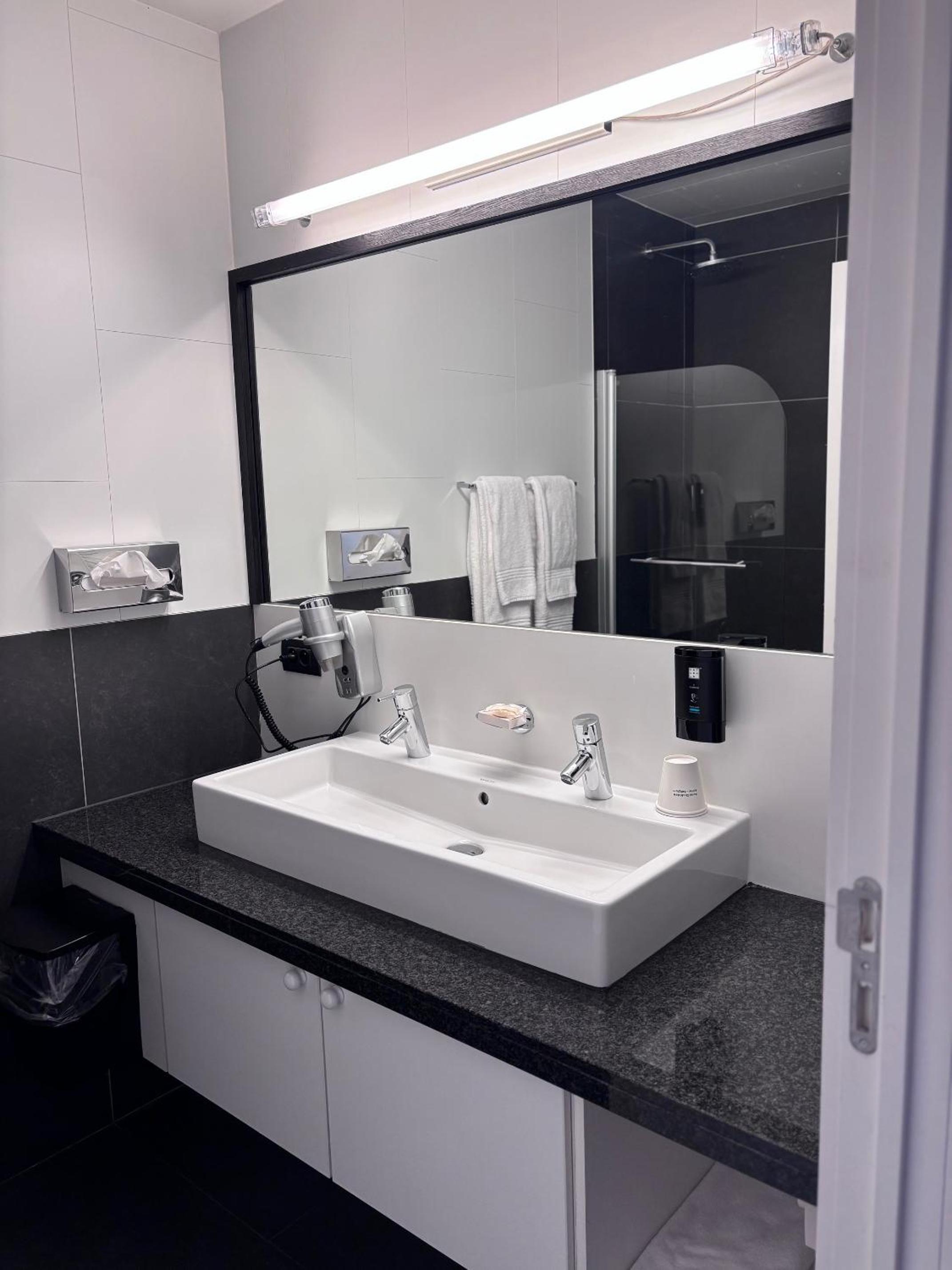 Suite - Photo 2