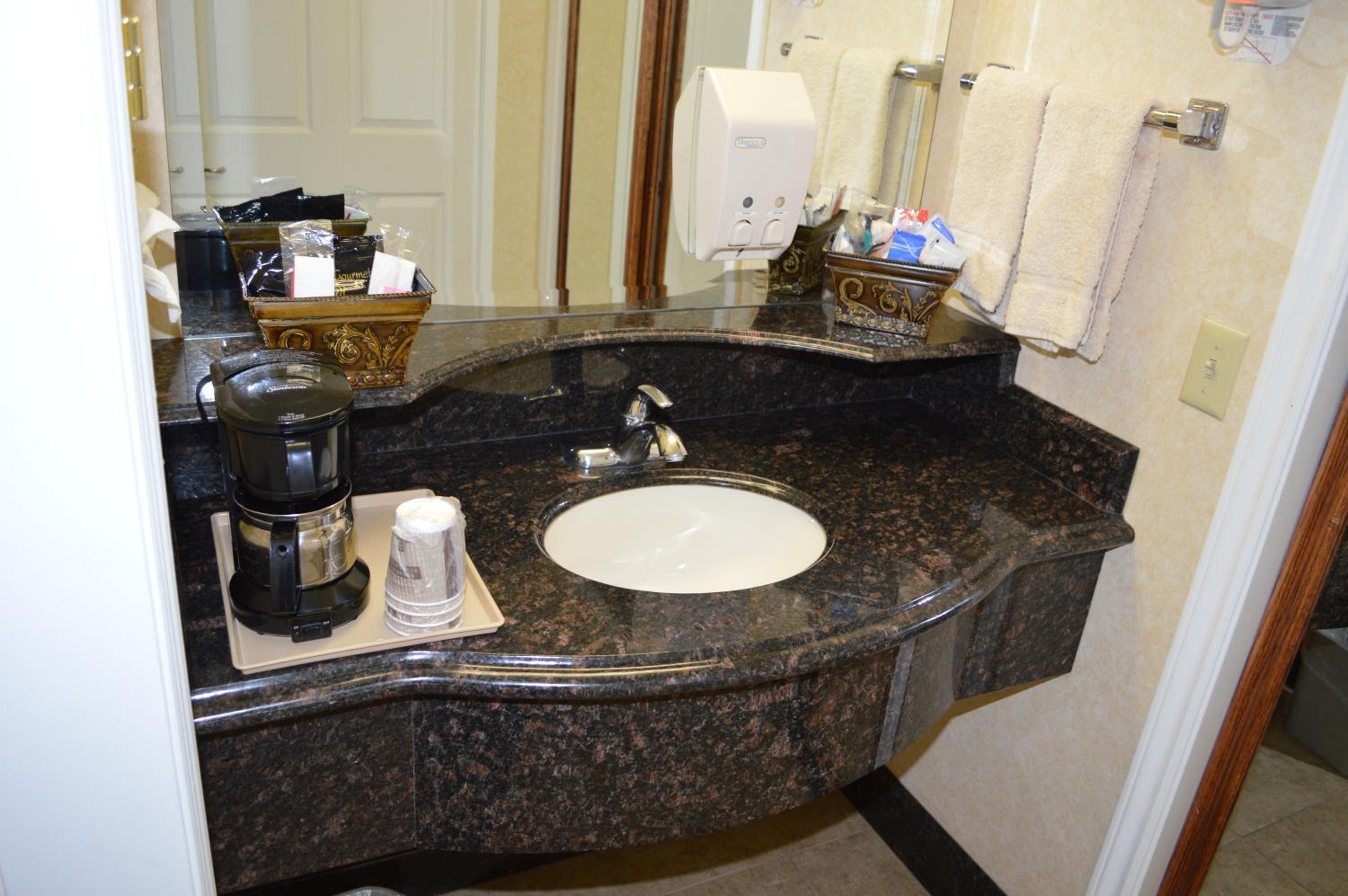 Deluxe Double Queen Room - Photo 3
