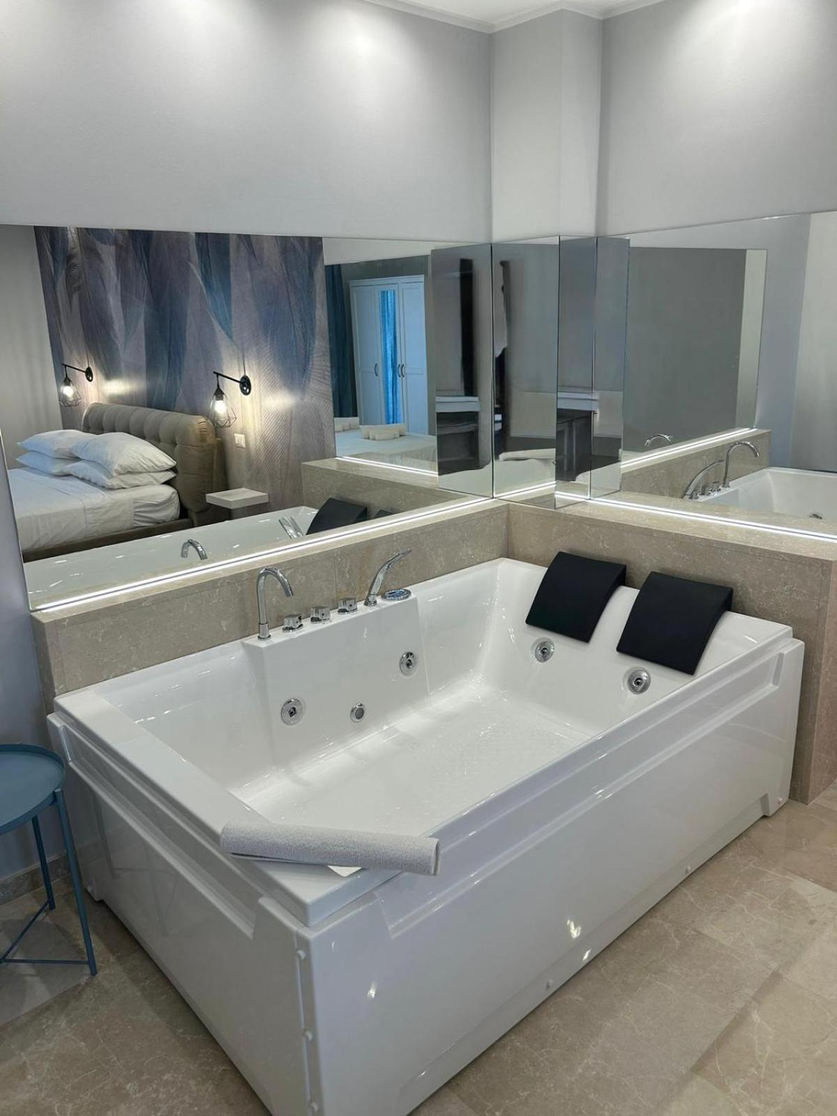 Queen Suite with Spa Bath photo 1