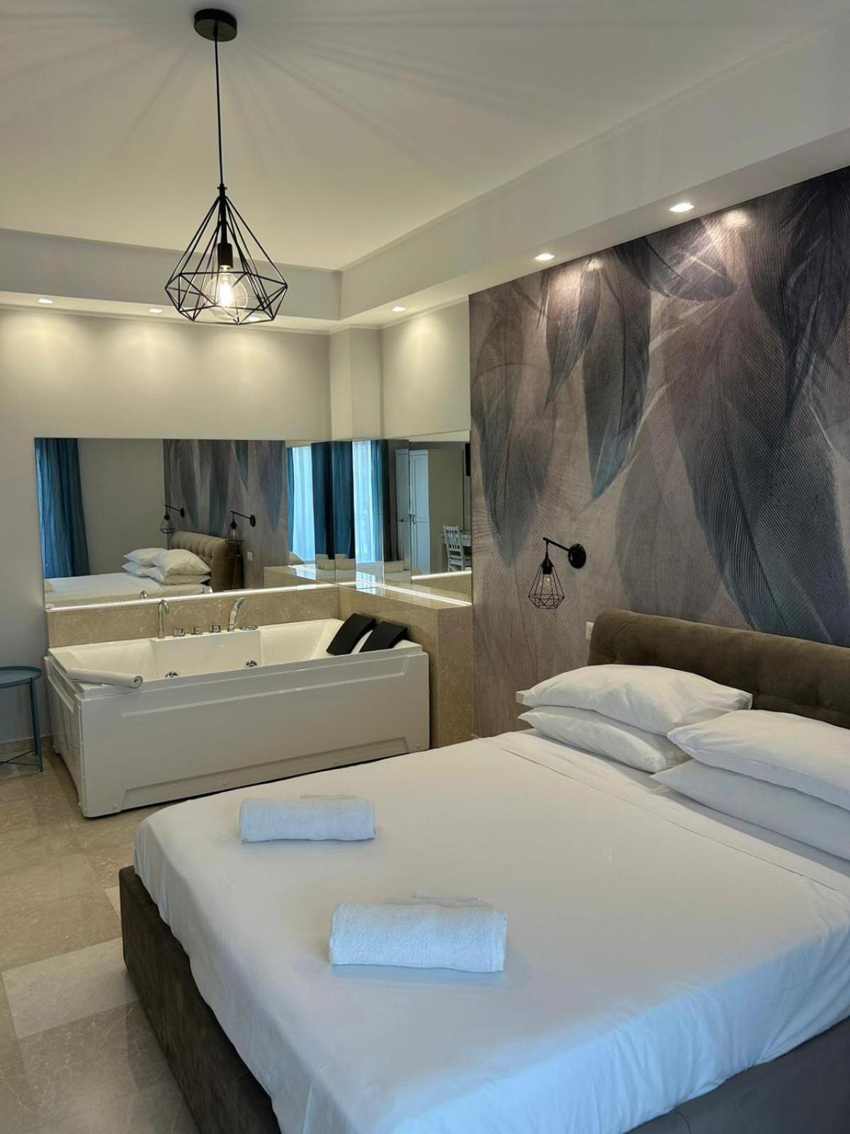 Queen Suite with Spa Bath photo 2