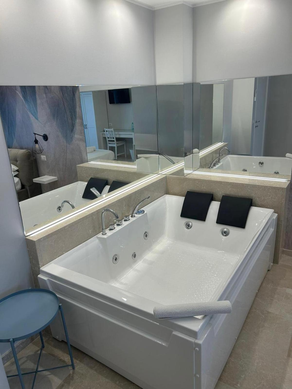 Queen Suite with Spa Bath photo 3