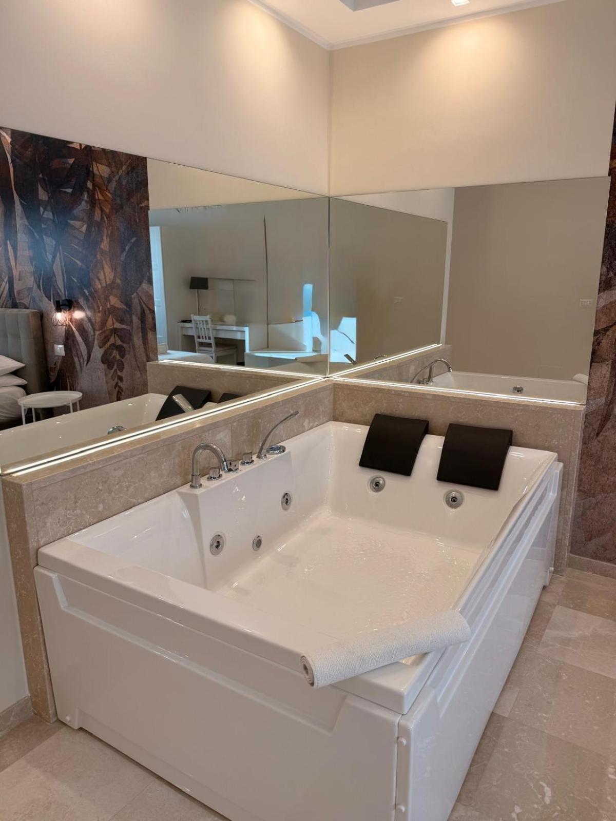 Queen Room with Spa Bath photo 2