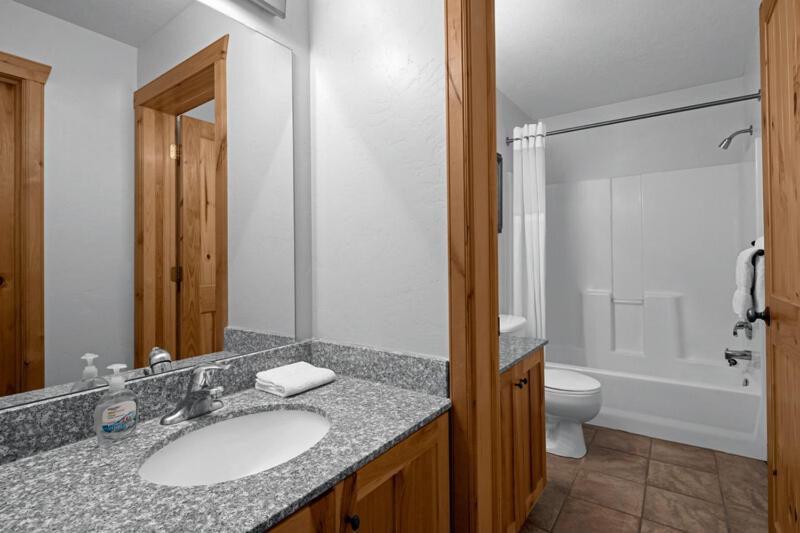Beach Hotel-Lake View Superior Suite (Sleeps 6) photo 2