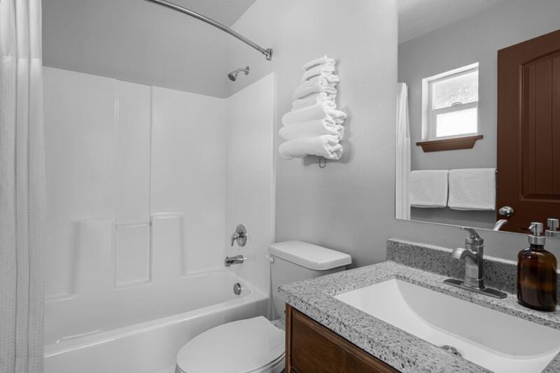 Park Hotel-Standard 2 Bedroom W/ Bunks (Sleeps 6)  photo 3
