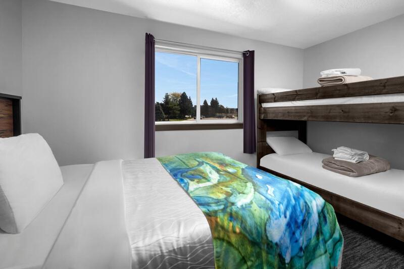 Park Hotel-Standard 2 Bedroom W/ Bunks (Sleeps 6)