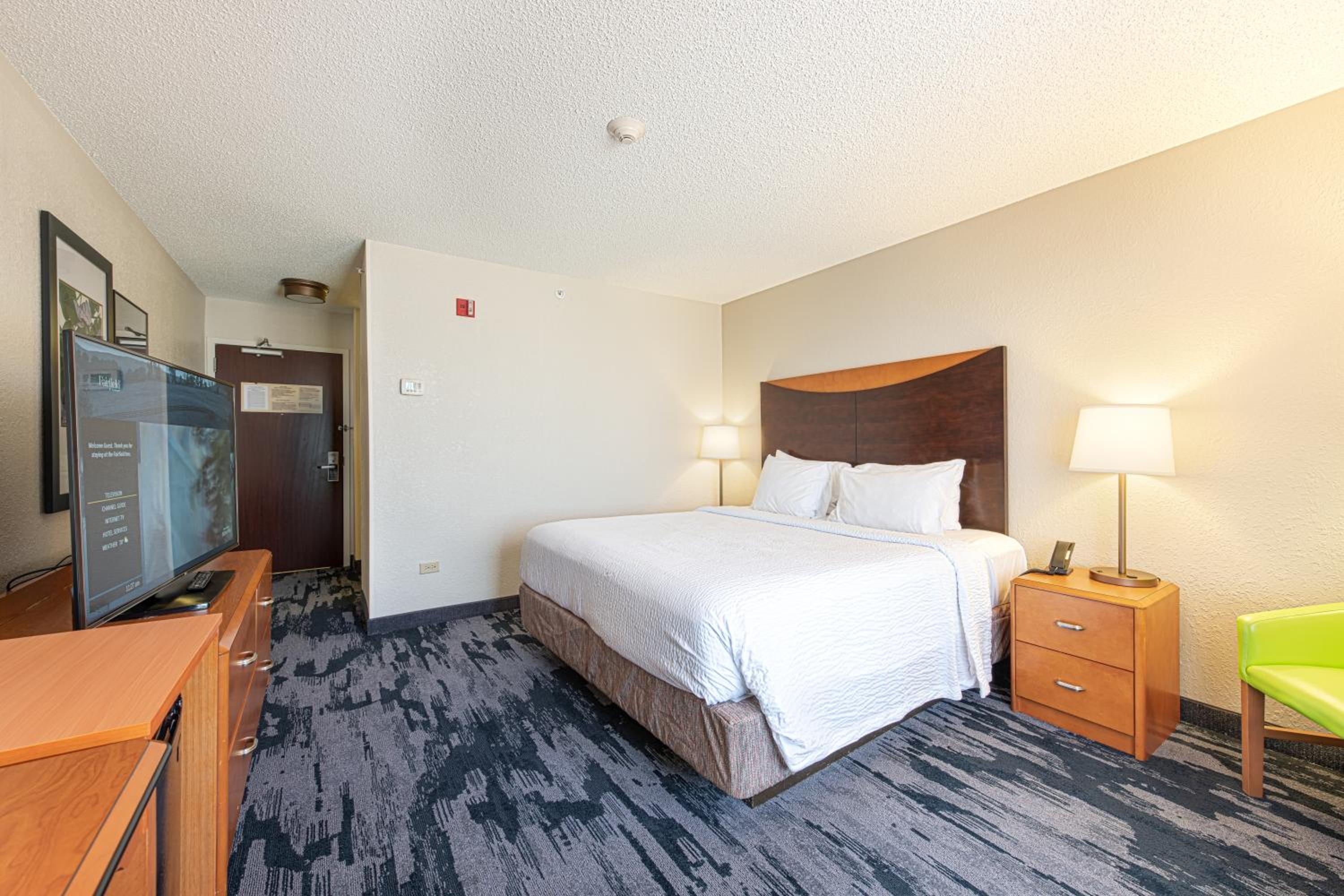 King Room with Roll-In Shower - Mobility and Hearing Accessible - Photo 3