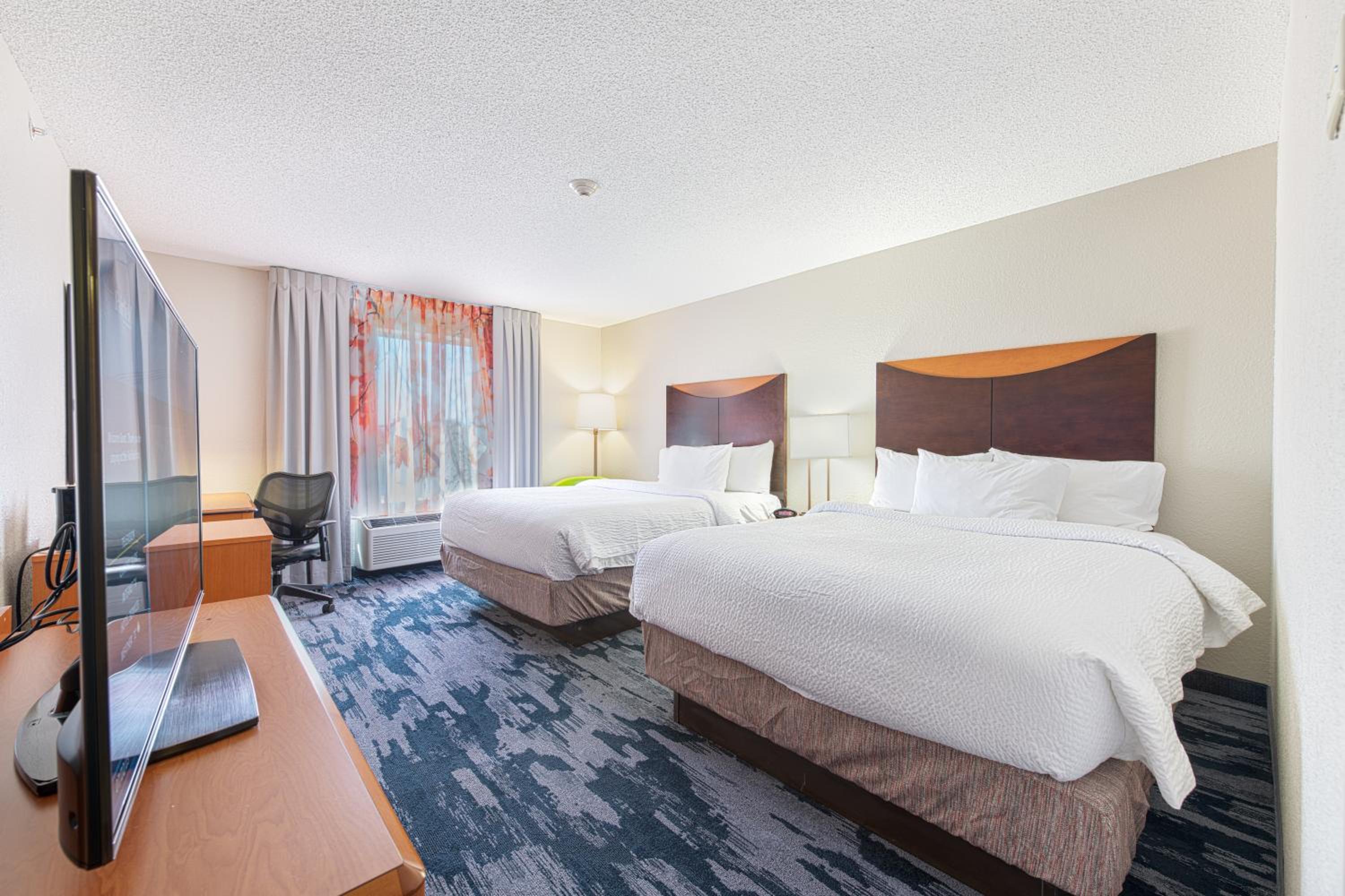 King Room with Roll-In Shower - Mobility and Hearing Accessible - Photo 4