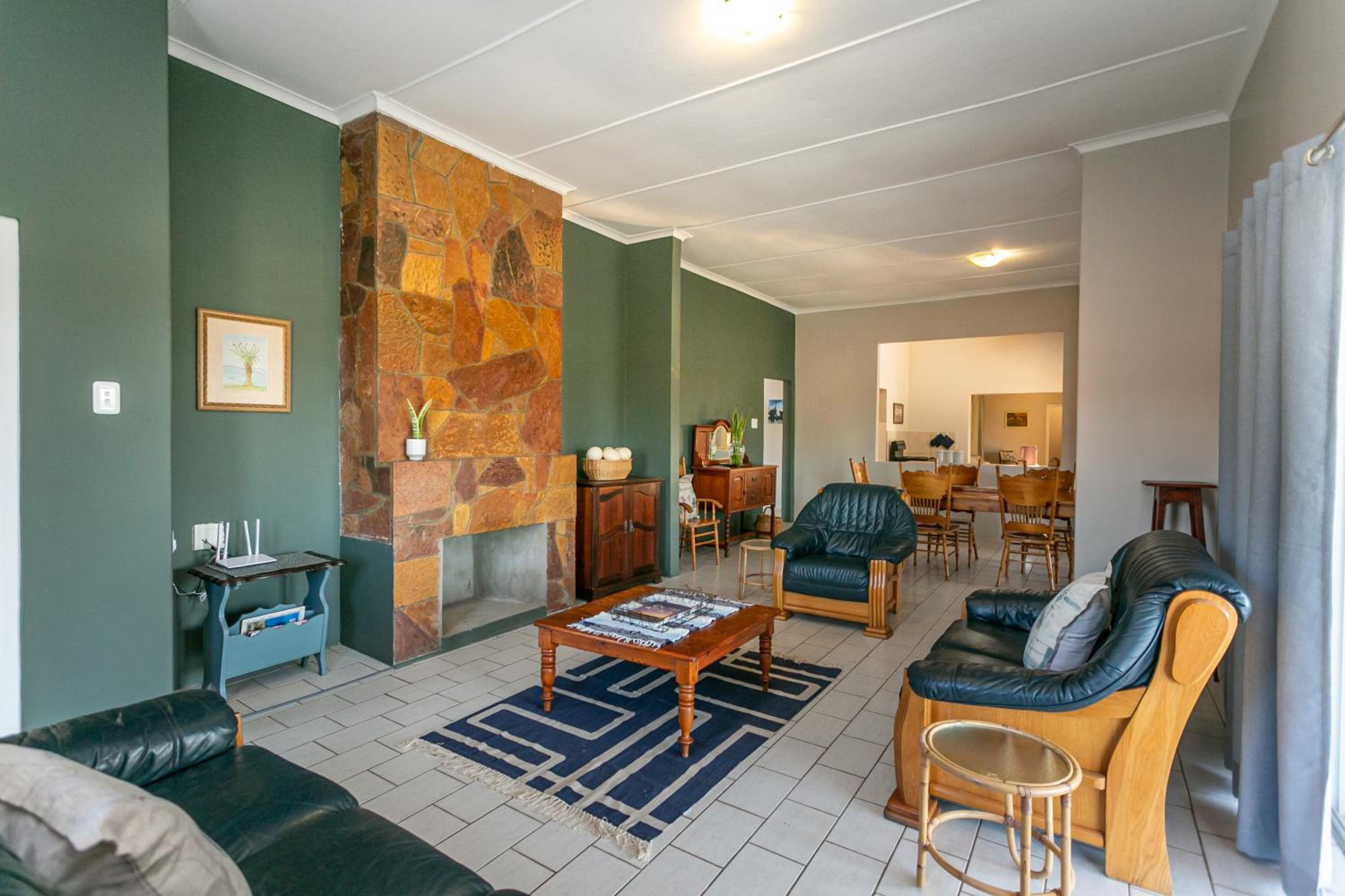 Five-Bedroom House photo 2