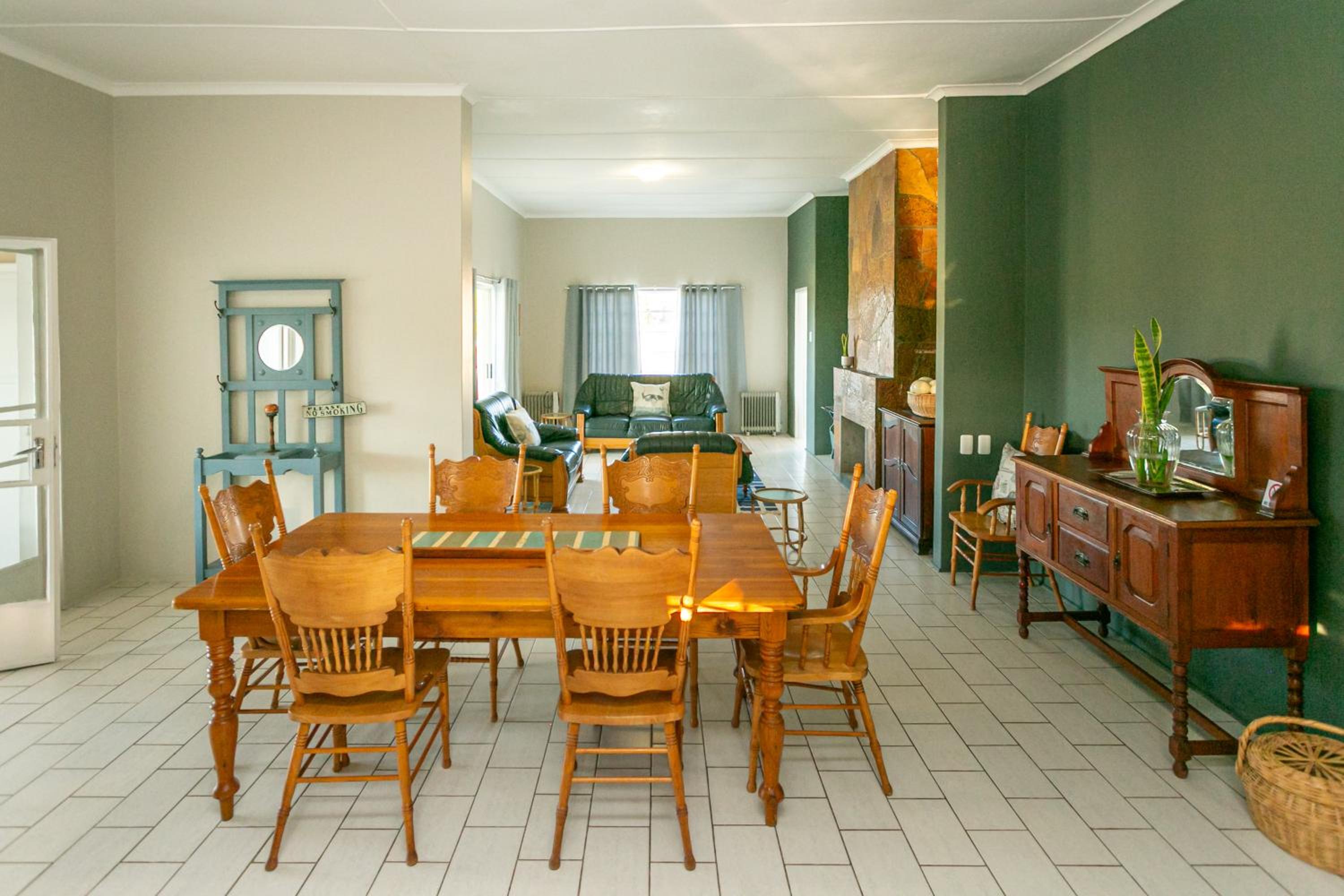 Five-Bedroom House photo 3