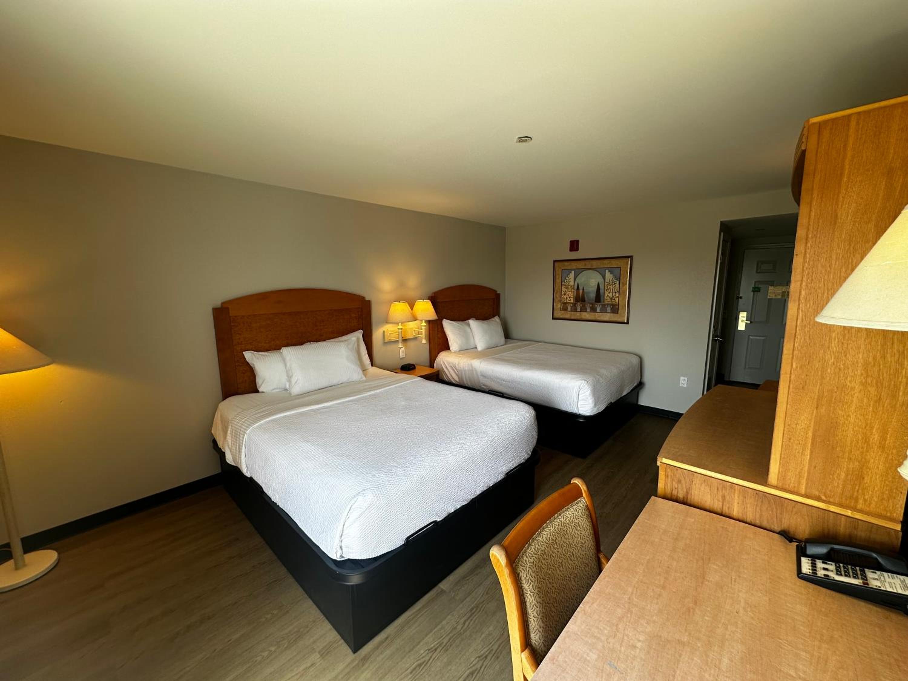 Queen Room with Two Queen Beds - Non-Smoking - Photo 2