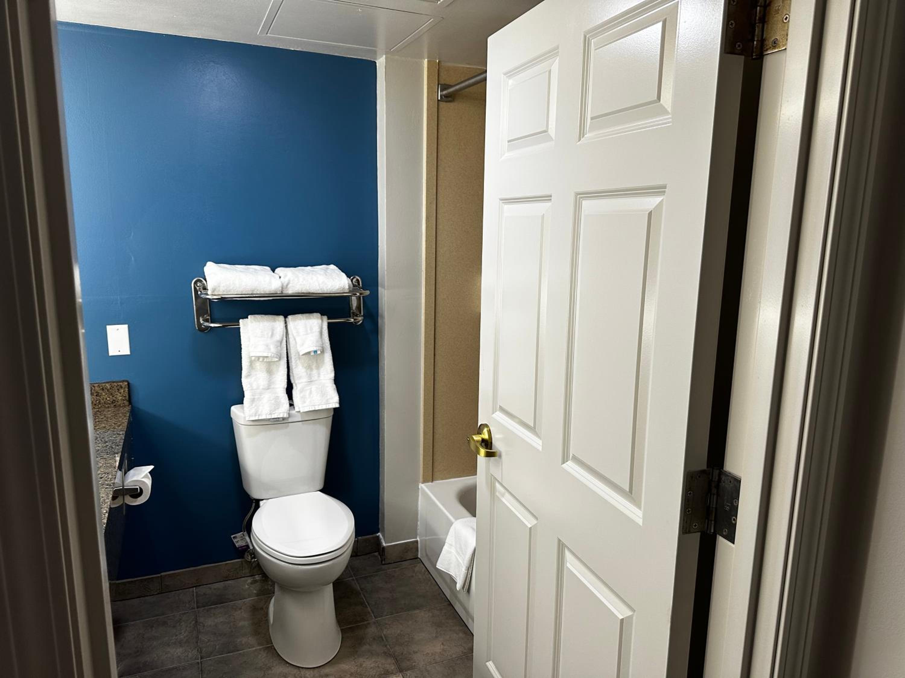 Queen Room with Two Queen Beds - Non-Smoking - Photo 4