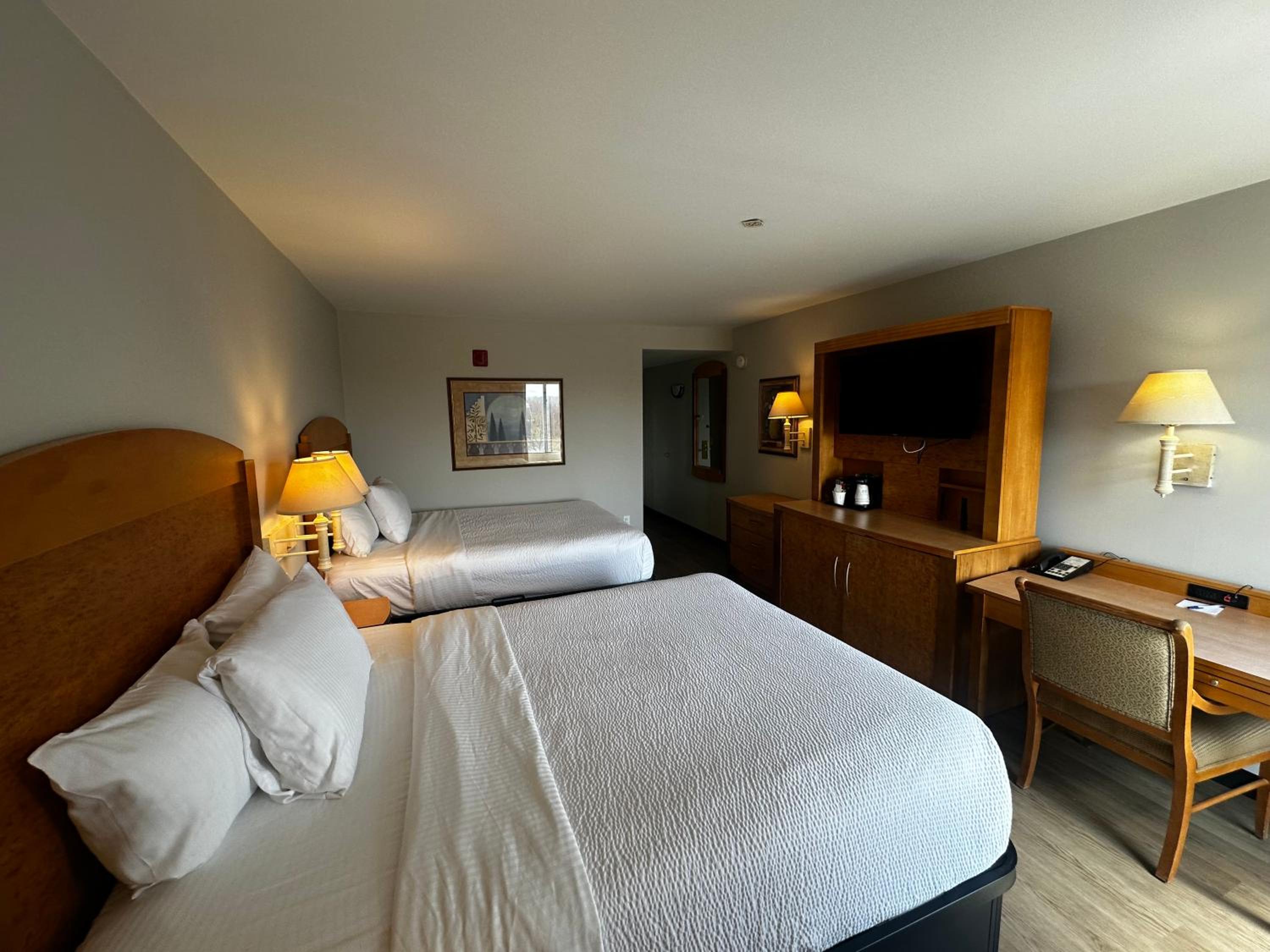 Queen Room with Two Queen Beds - Non-Smoking - Photo 5