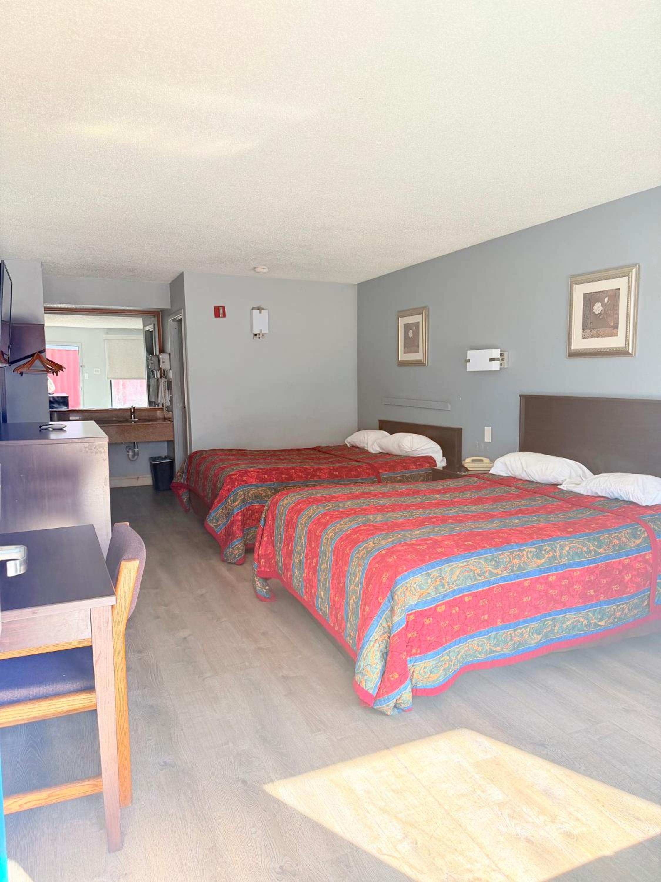 Queen Room with Two Queen Beds - Smoking - Photo 3