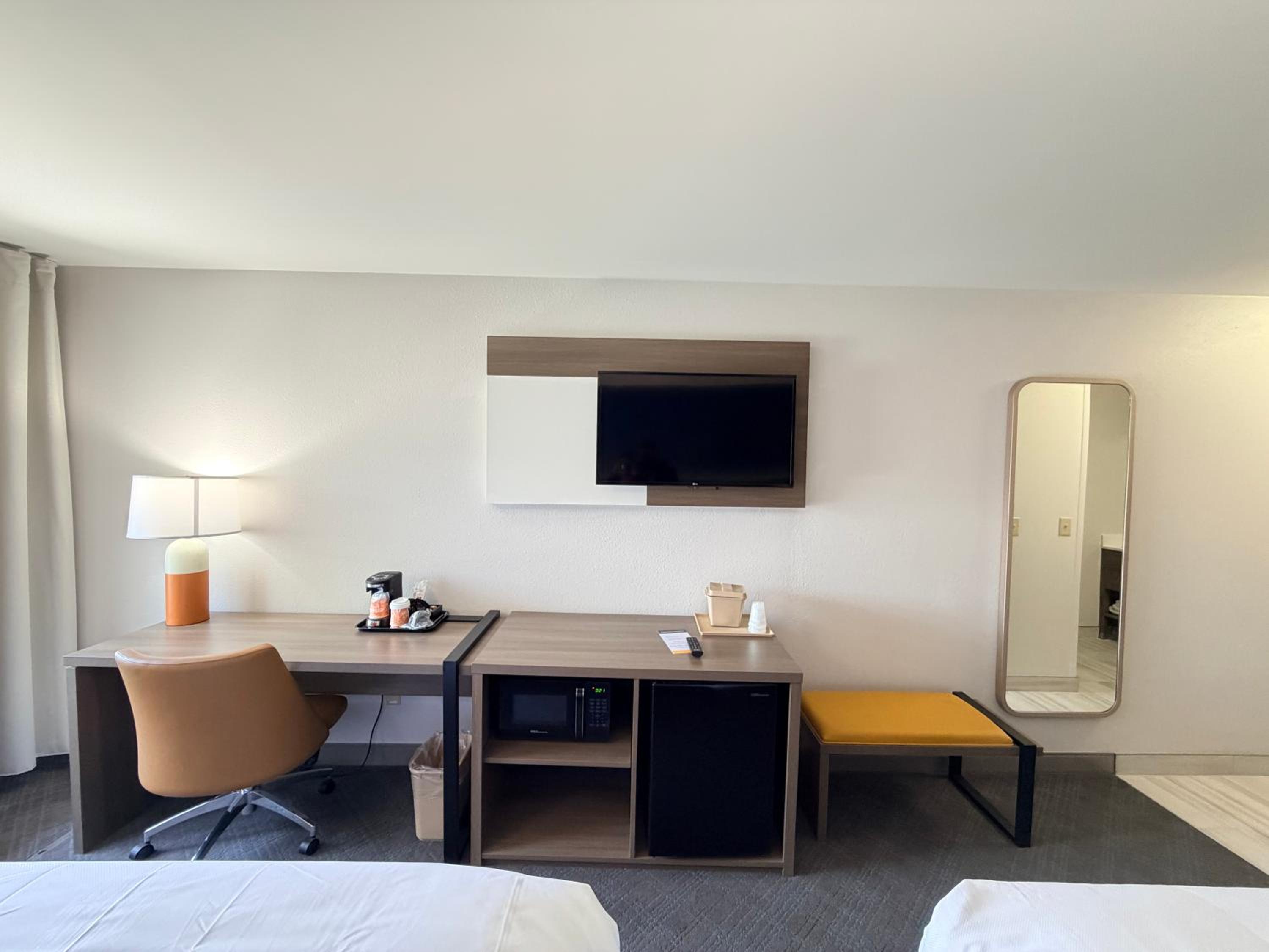 Queen Room with Two Queen Beds - Non-Smoking - Photo 5