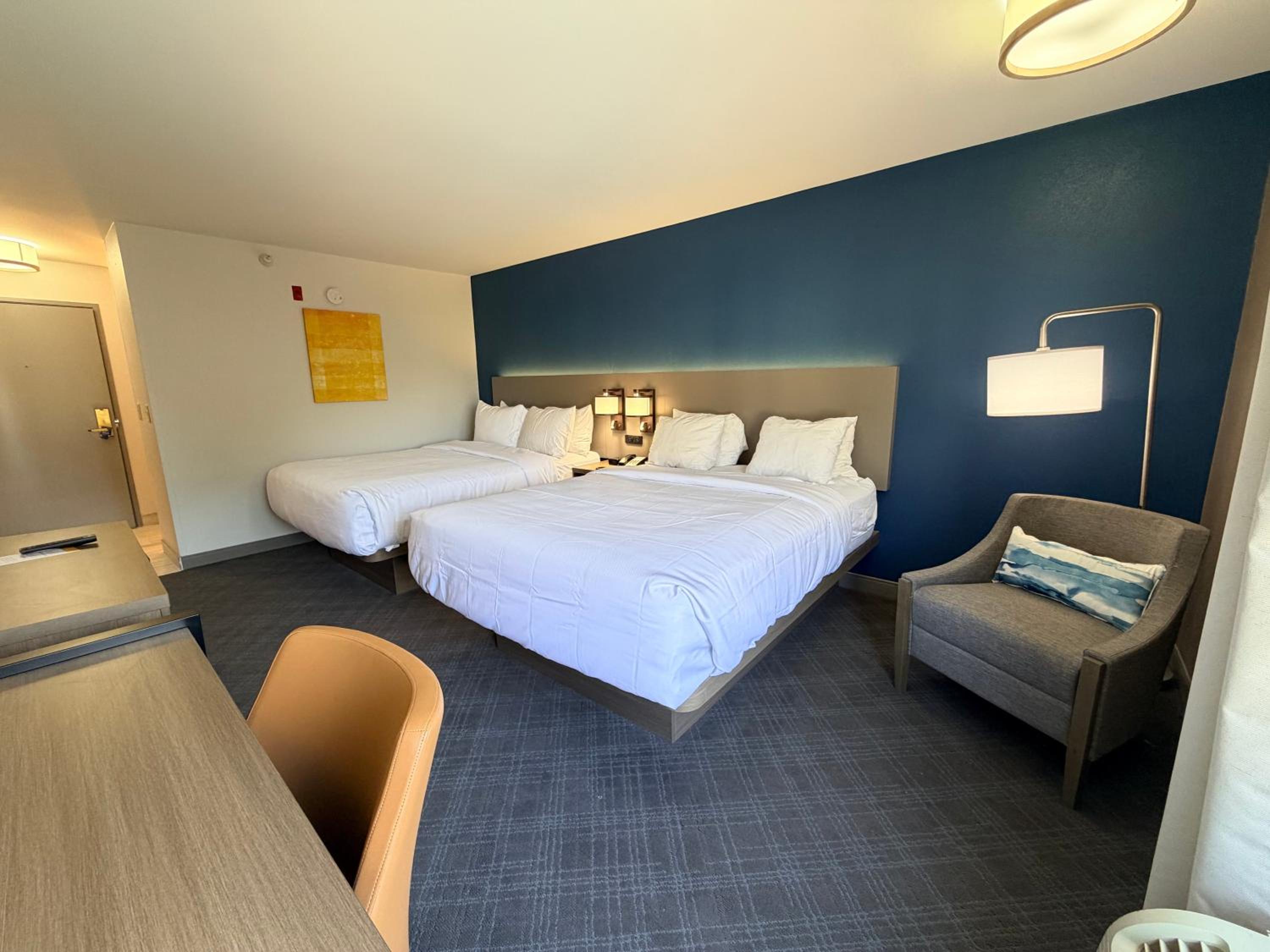 Queen Room with Two Queen Beds - Non-Smoking - Photo 4