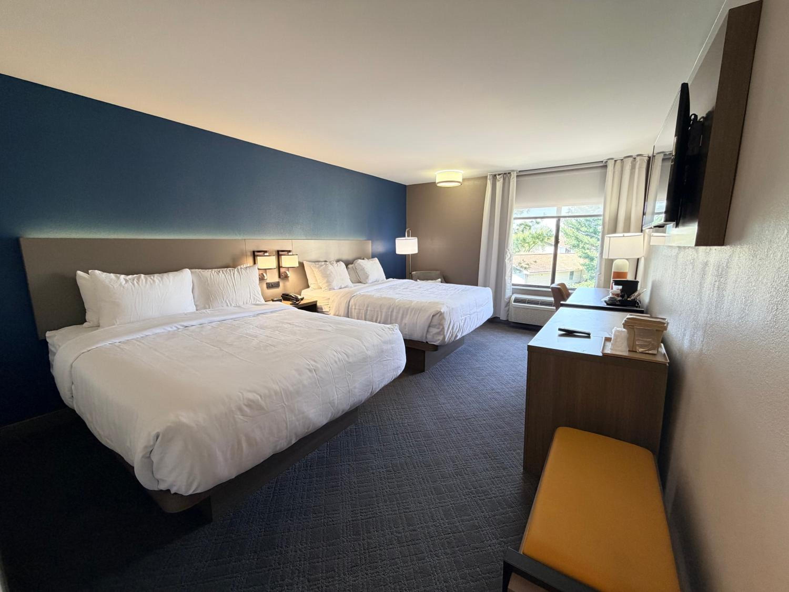 Queen Room with Two Queen Beds - Non-Smoking - Photo 3