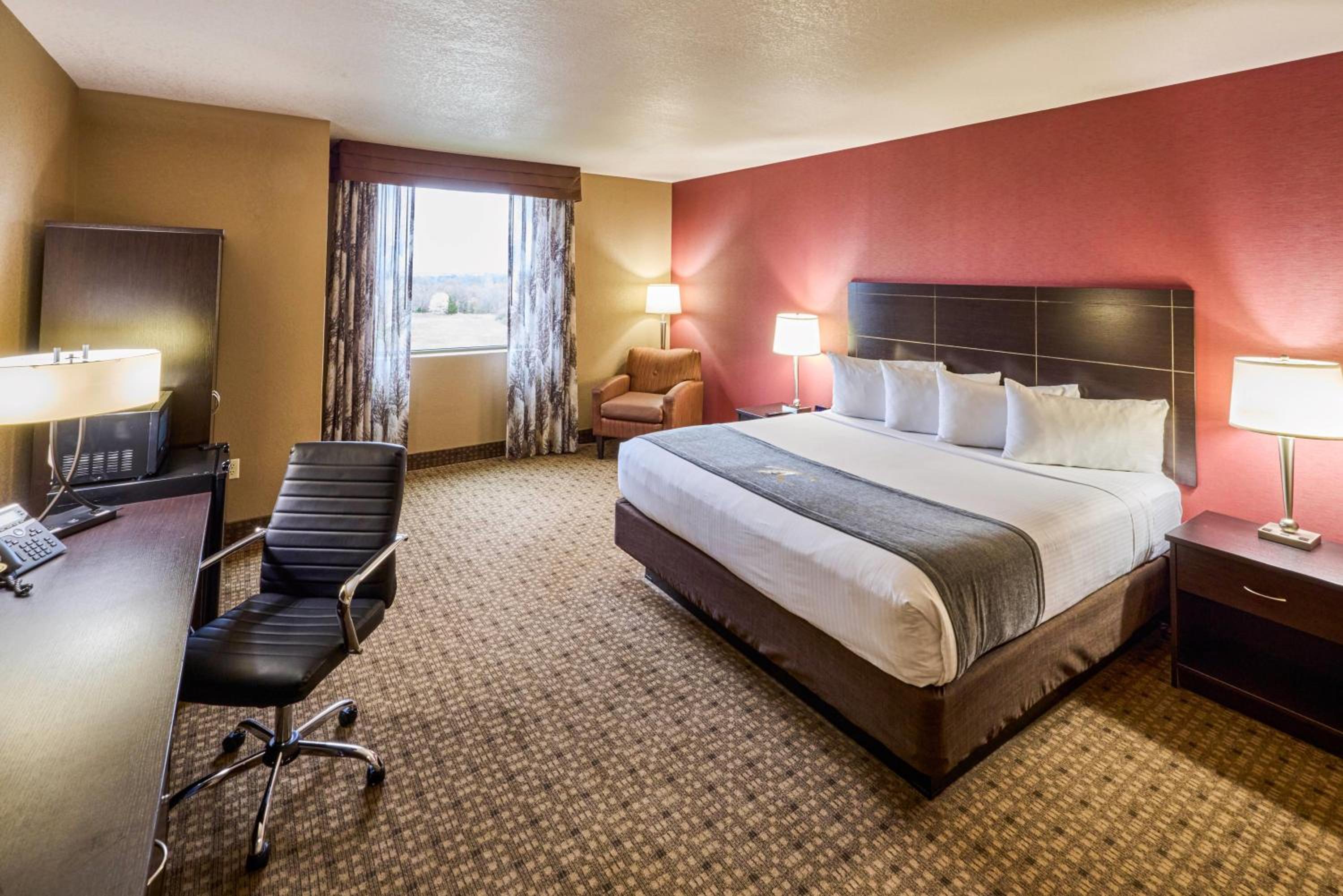 Deluxe King Room with Tub with Grab Bars - Mobility and Hearing Accessible/Non-Smoking photo 1