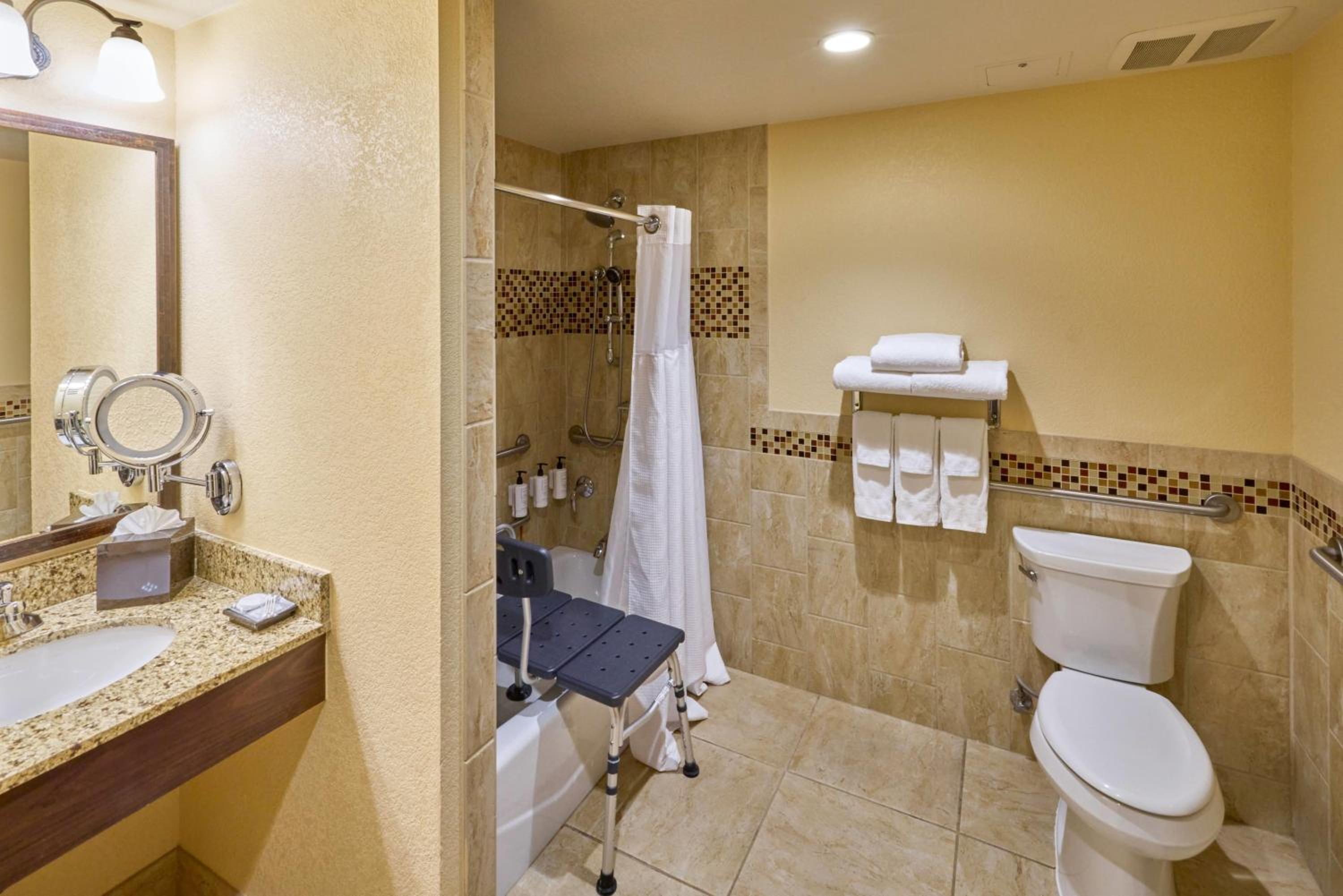 Deluxe King Room with Tub with Grab Bars - Mobility and Hearing Accessible/Non-Smoking photo 2