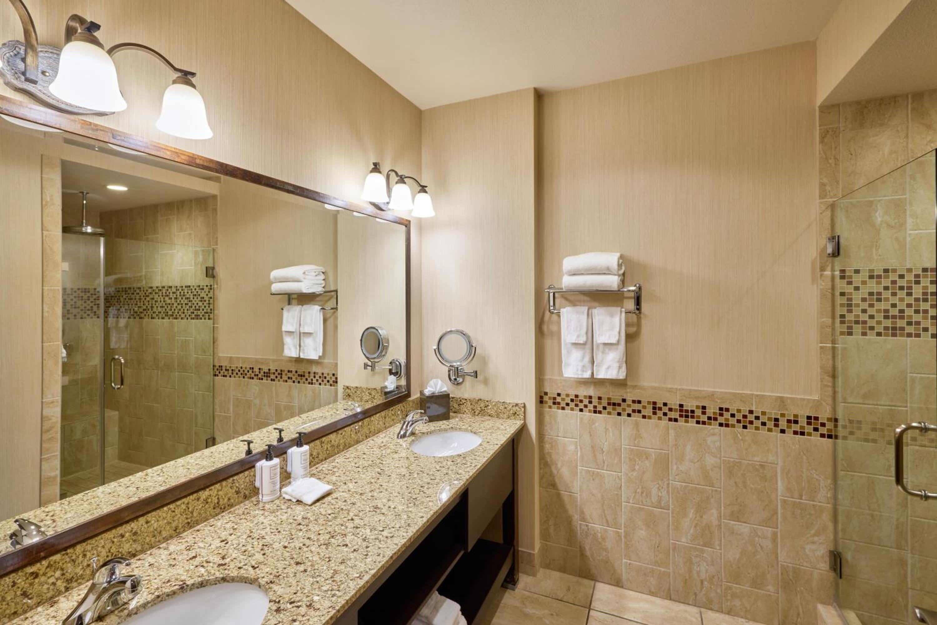 Executive Queen Suite with Two Queen Beds - Non-Smoking photo 2