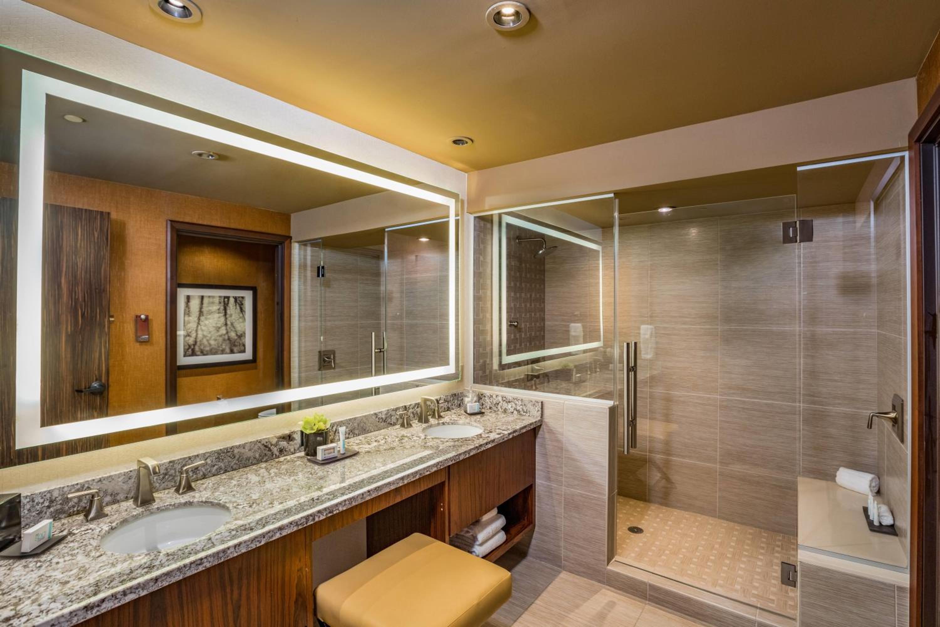 Earth King Suite, Spa Tower - Non-Smoking photo 3