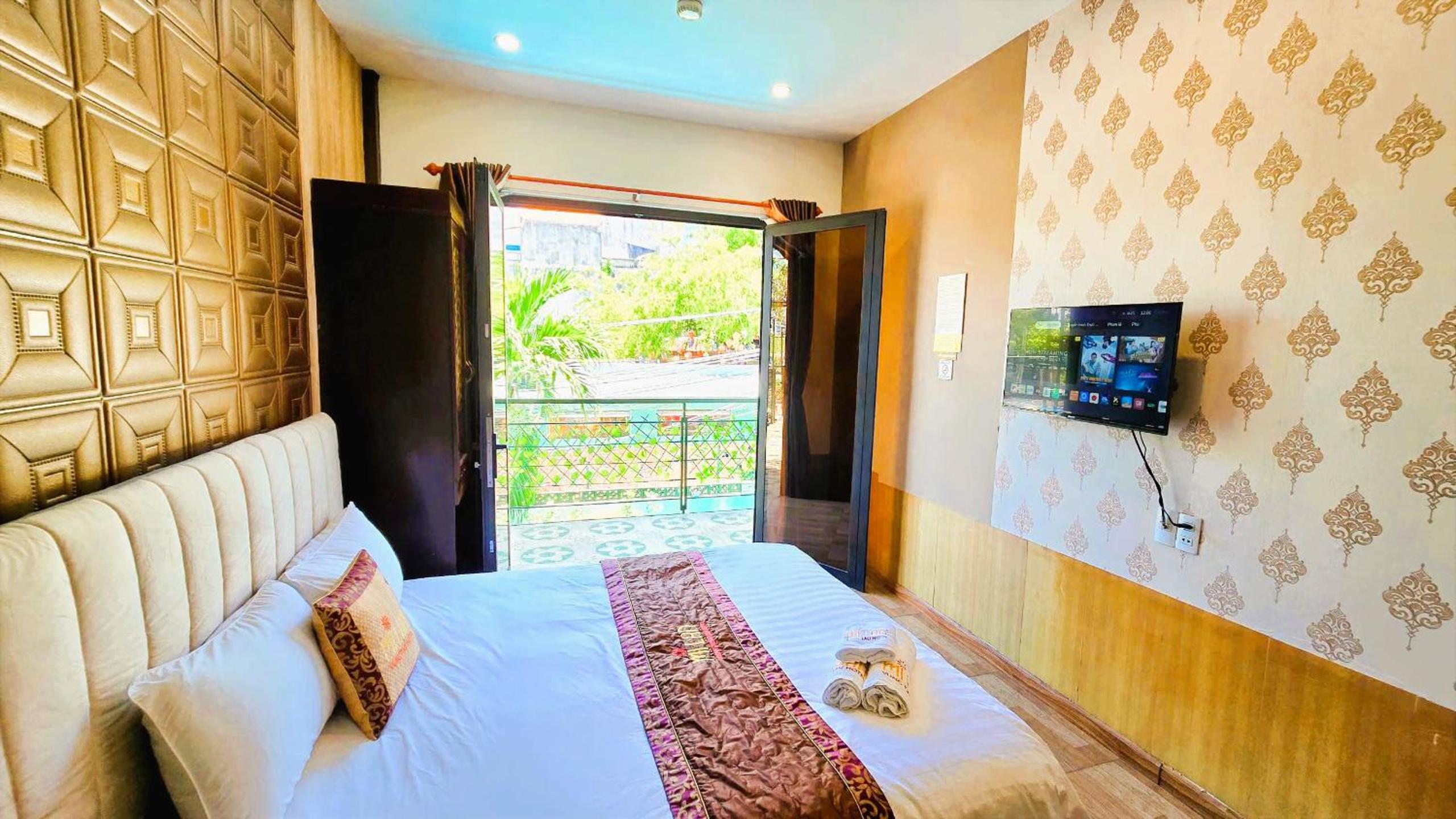 Double Room with Pool View - Photo 3