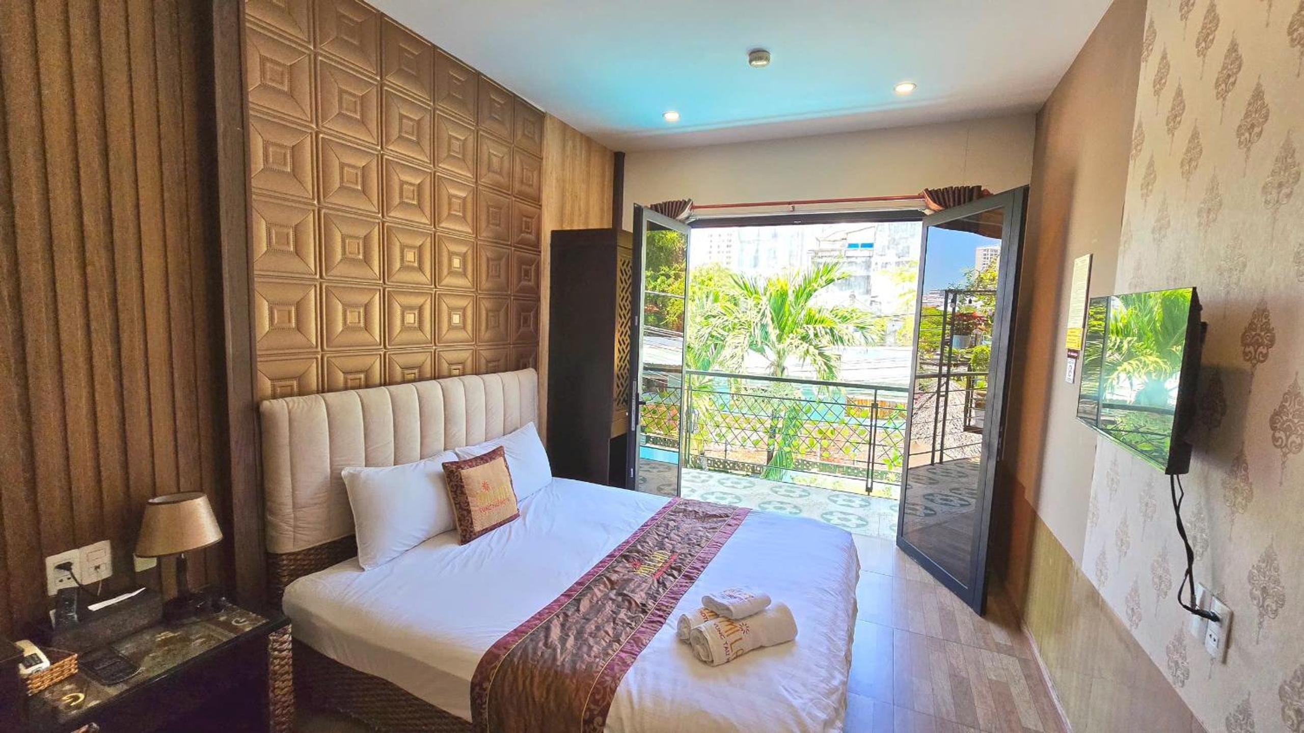 Double Room with Pool View - Photo 6