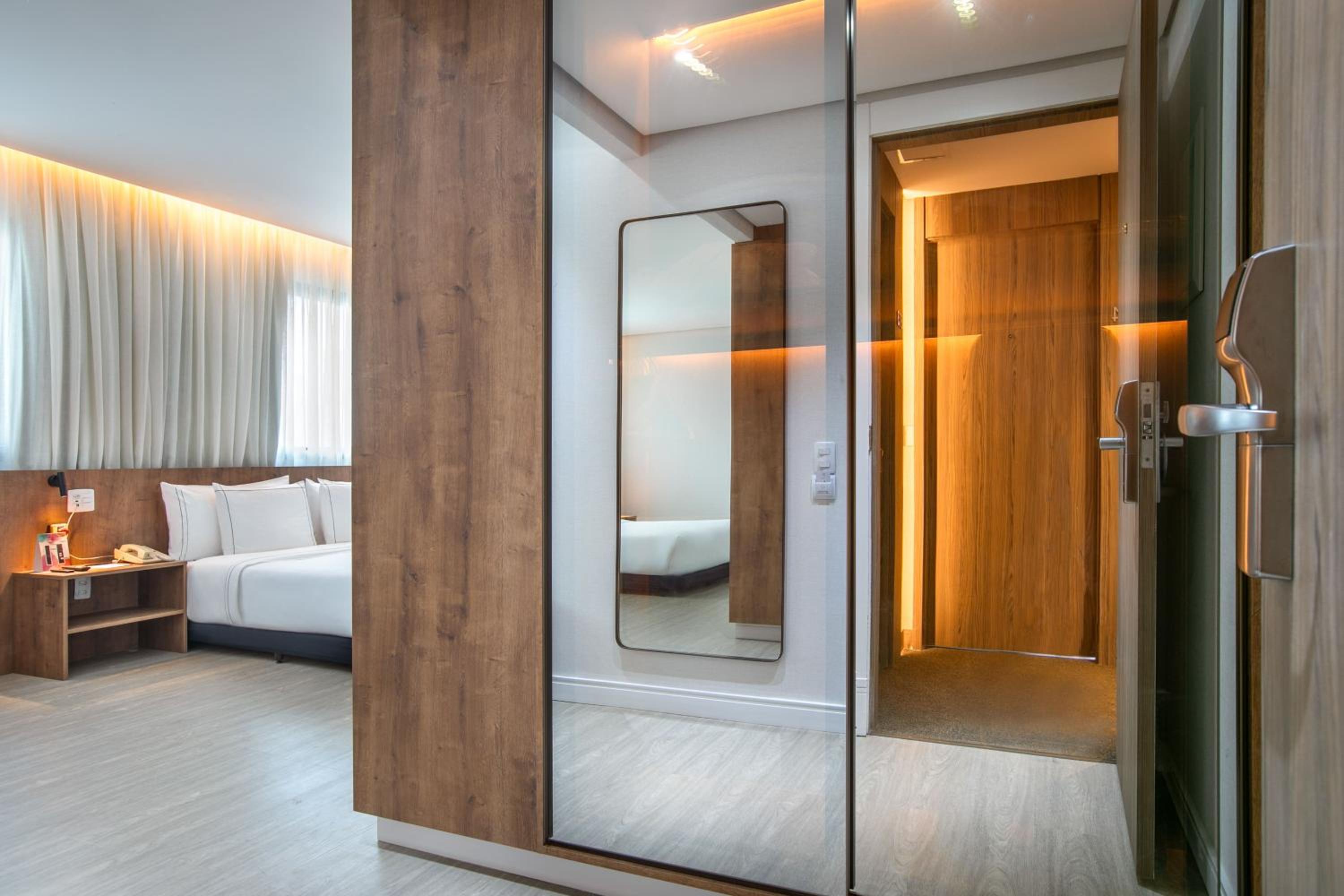 Accessible Room thumbnail 6