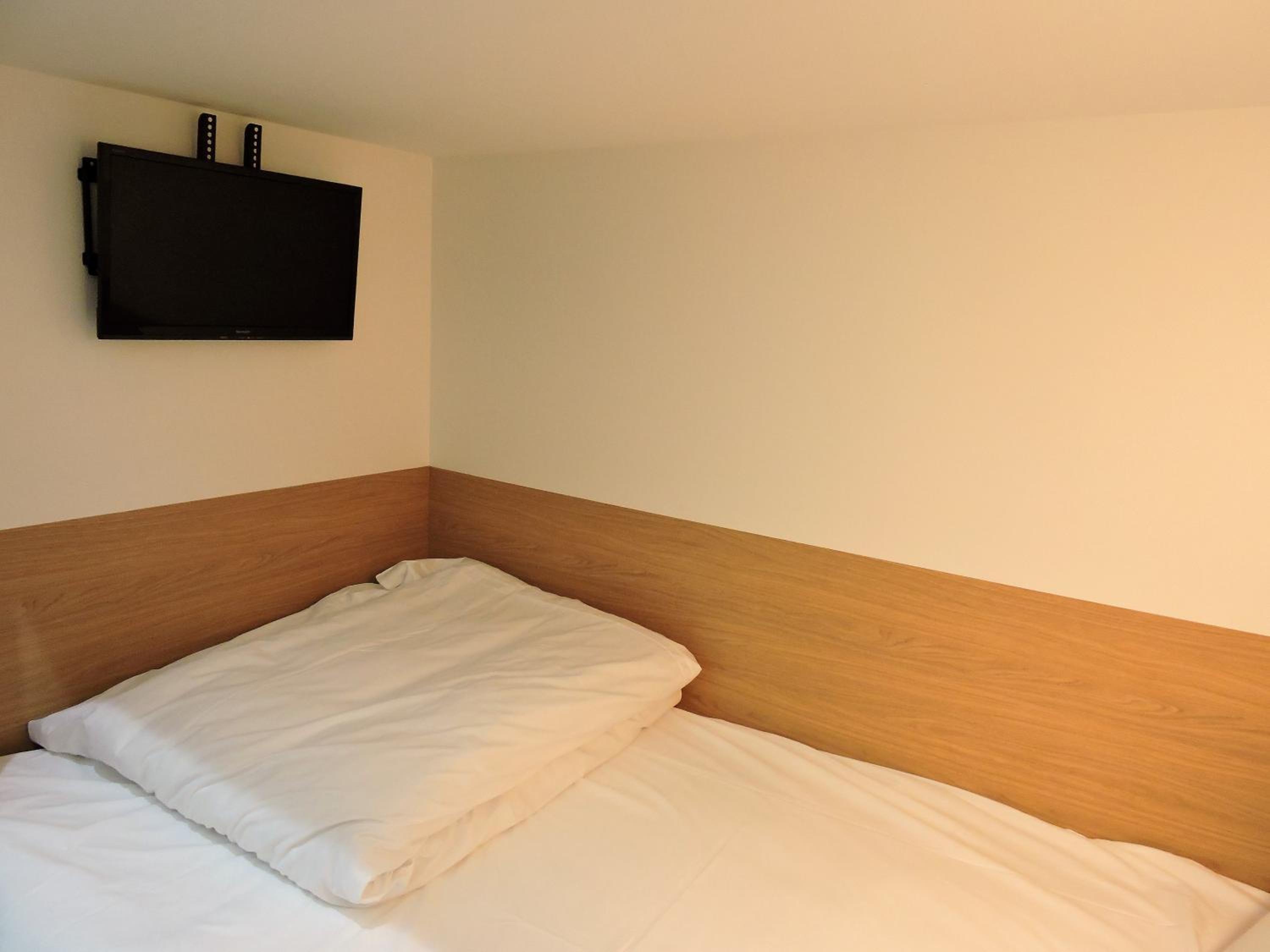 Small Double Capsule Room - Lower