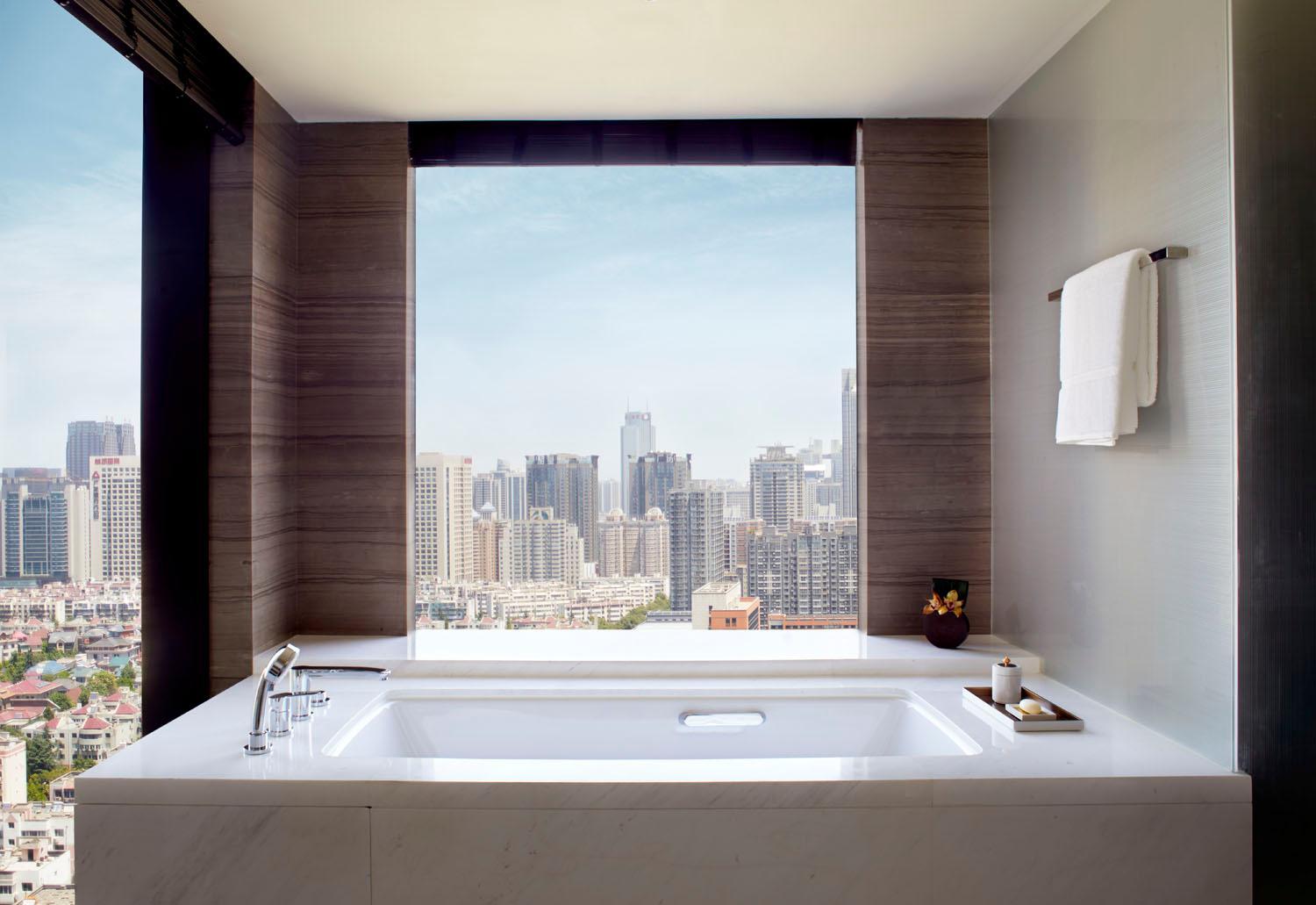 1 King Bed, Club Lounge Access, High Floor, Large Suite
