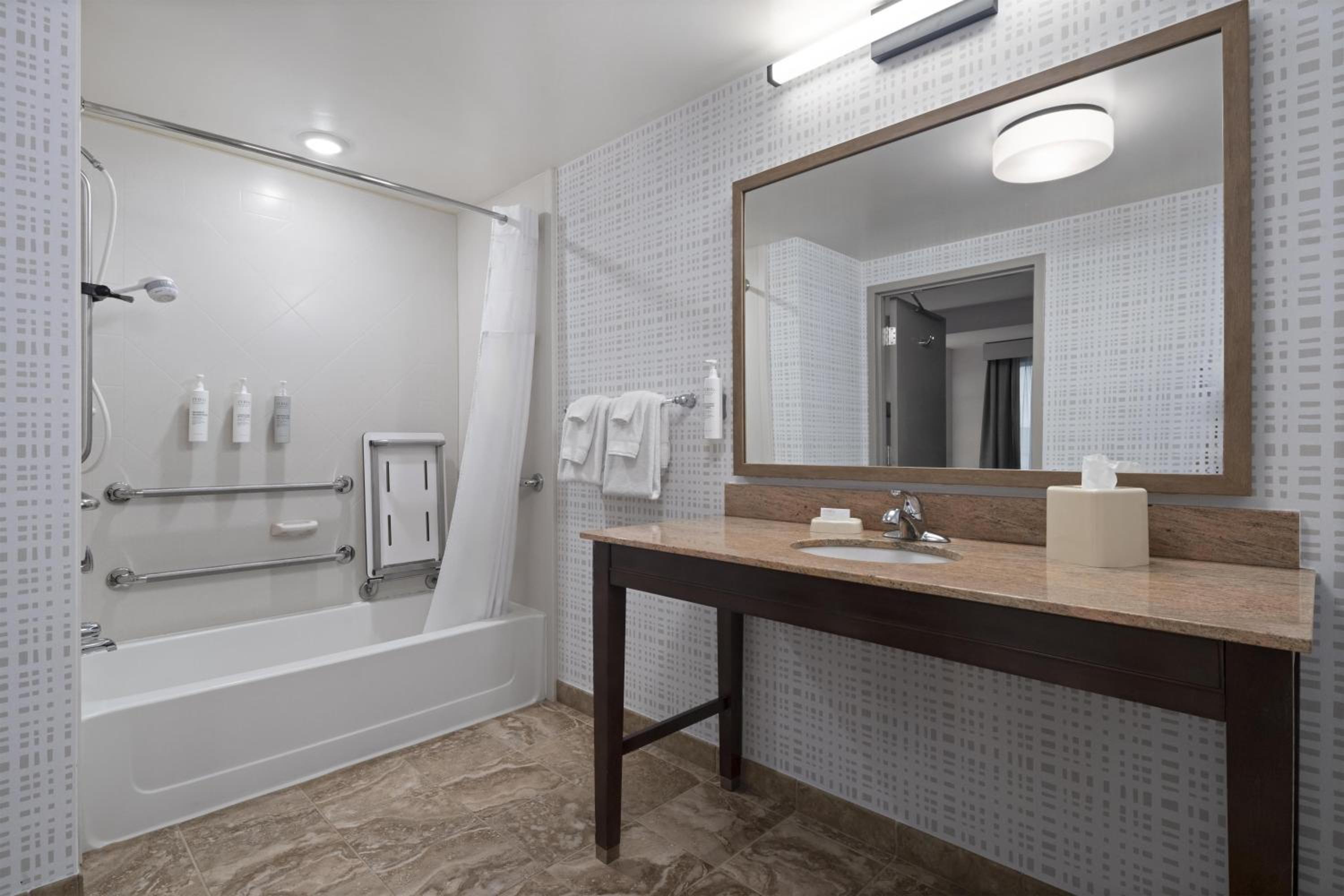 King Accessible Room with Bathtub - Non-Smoking
