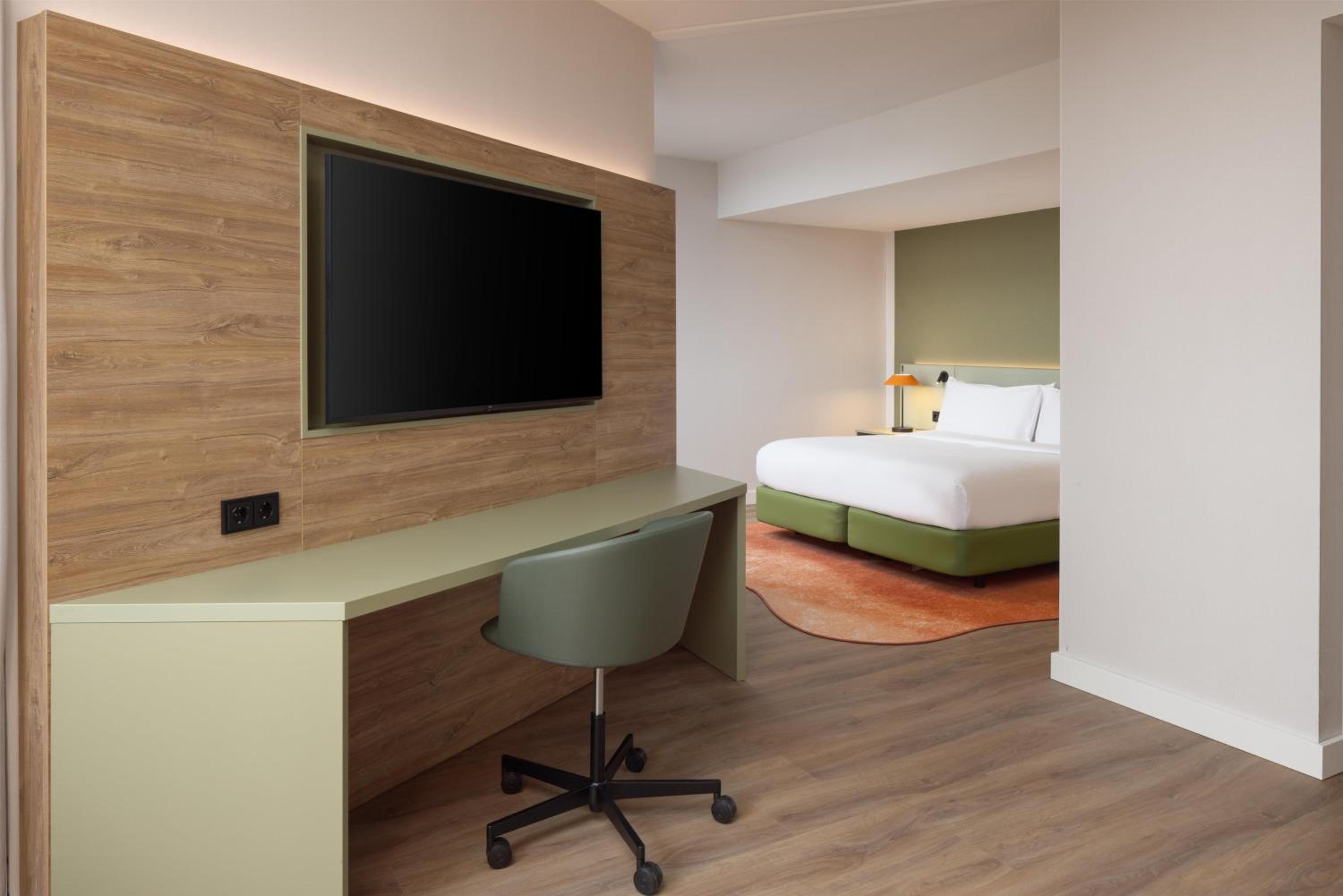Premium King Room - Photo 3